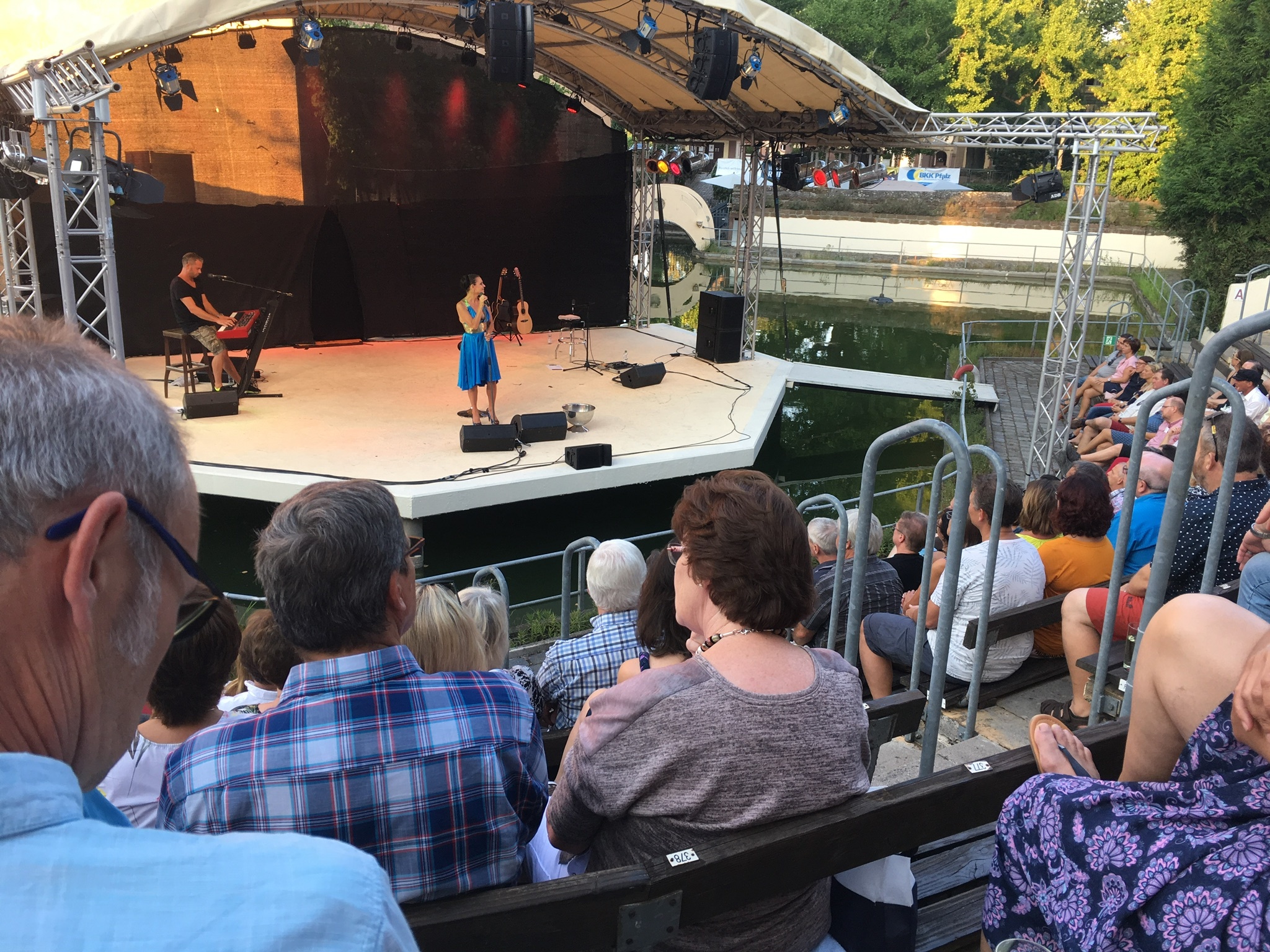 Die Bühne bei den Schlossfestspielen Edesheim ist direkt über der Wasserfläche des Schlossgrabens.