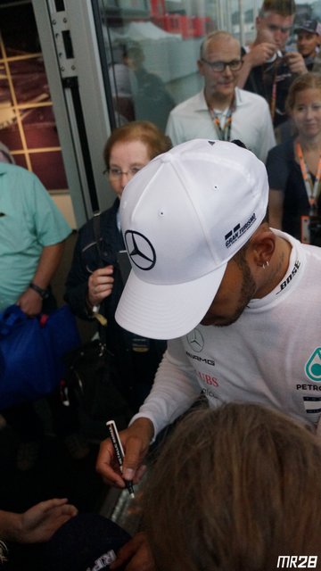 Unterschrift von Lewis Hamilton auch für meinen Bruder... | Foto: Max Reis Presse