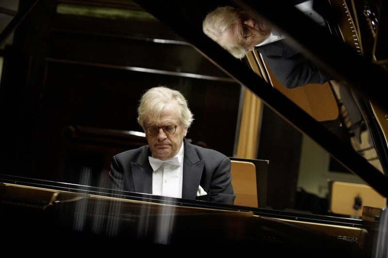 Justus Frantz ist es ein Anliegen, die Schönheit der klassischen Musik einem möglichst breiten Publikum nahezubringen.