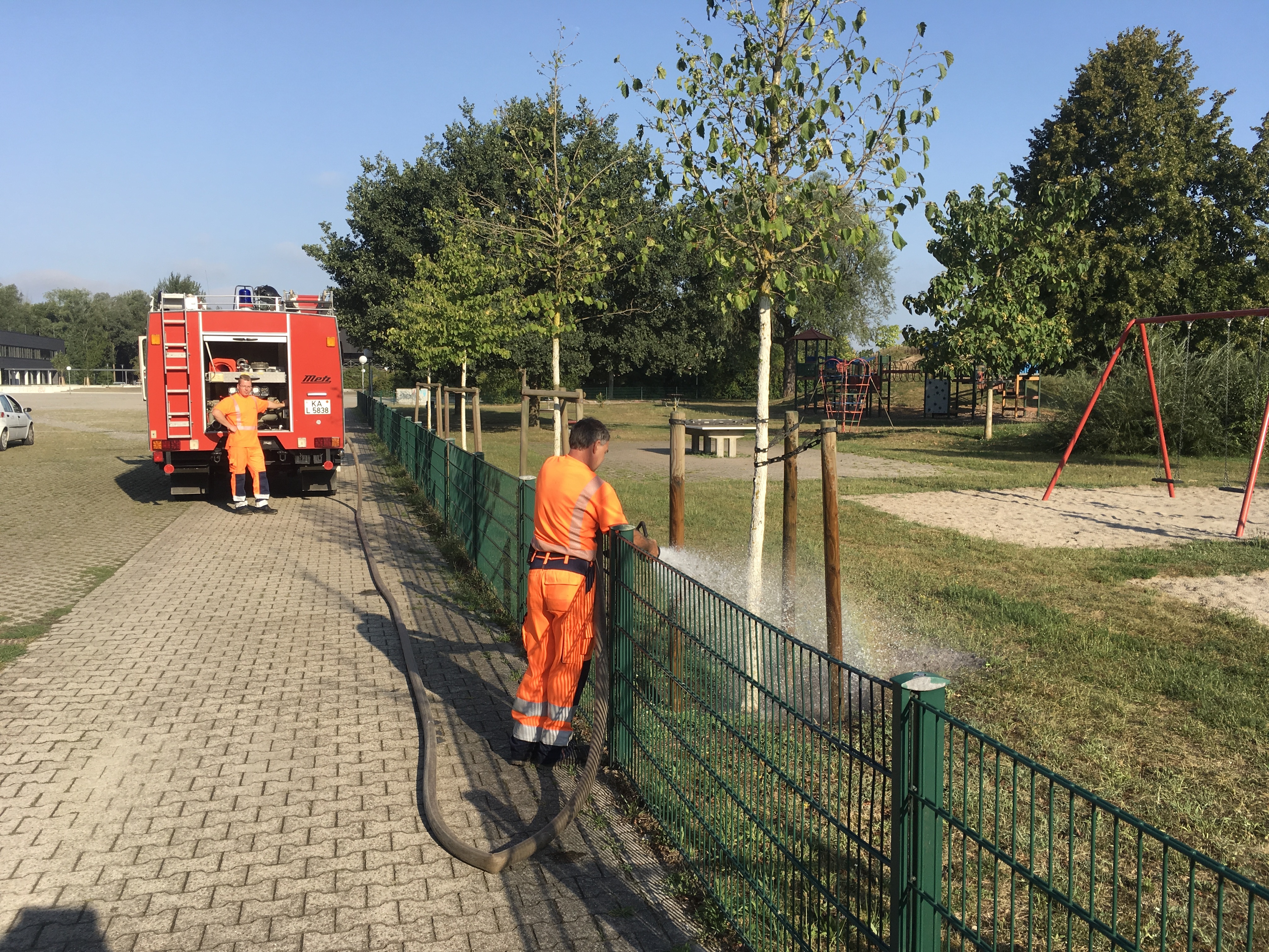 Gießen in der Stadt:
Viele Blumenbeete, Grünflächen und Bäume werden von den Mitarbeiterinnen und Mitarbeitern des Stadtbetriebs Rheinstetten gegossen. Unterstützt werden sie dabei von der Feuerwehr.