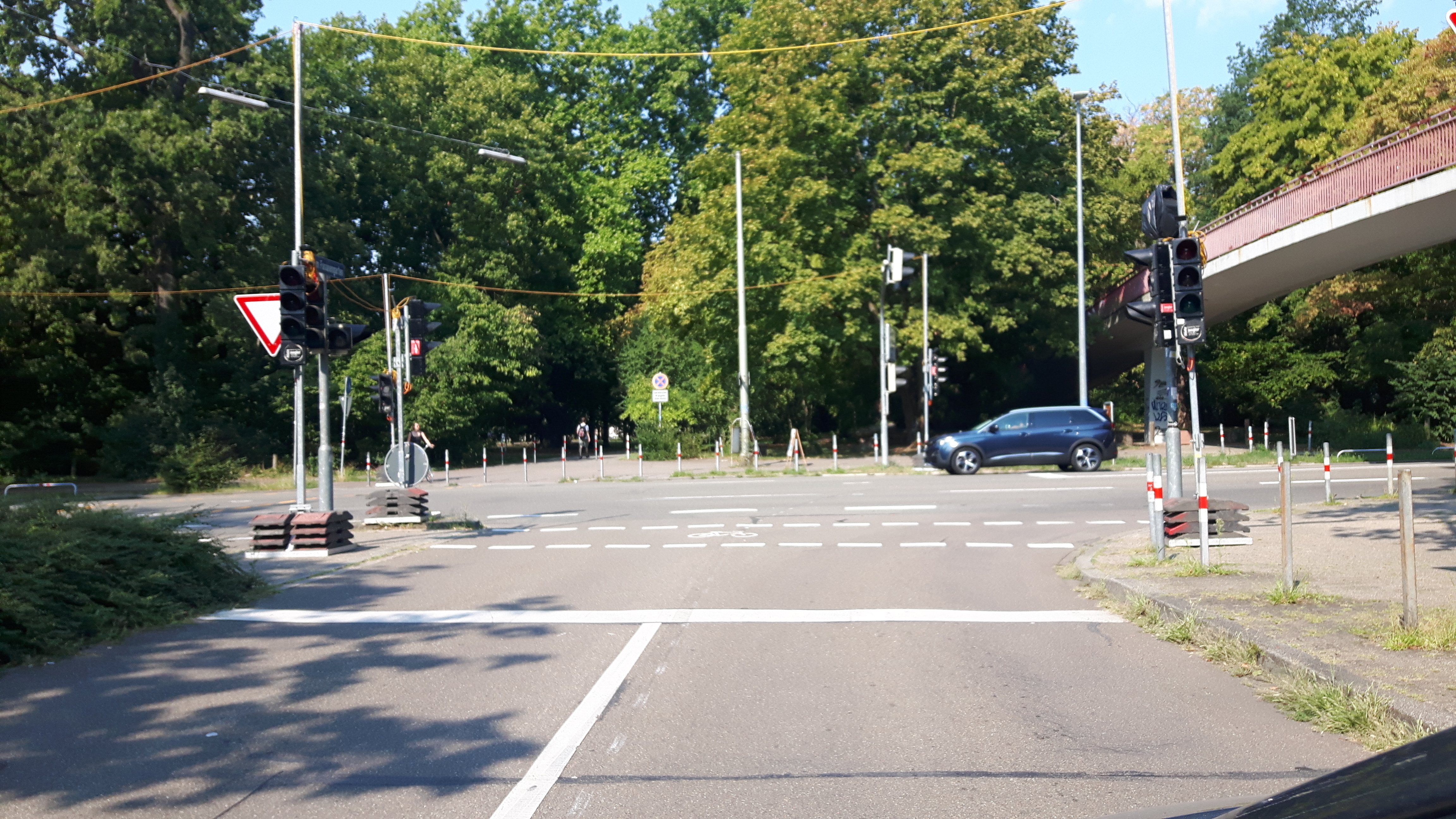 Die temporäre Ampelanlage steht schon, die Brücke - rechts im Bild - wird bis Oktober saniert.
