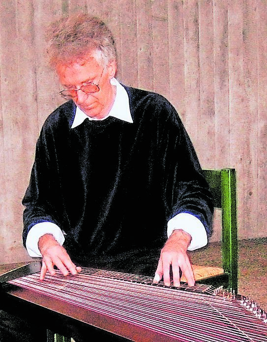 Zither-Spieler Rainer Schmidt aus Heidelberg.