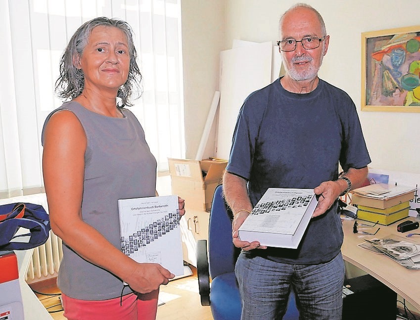 Ute Keppel und Werner Esser mit dem Ortsfamilienbuch.