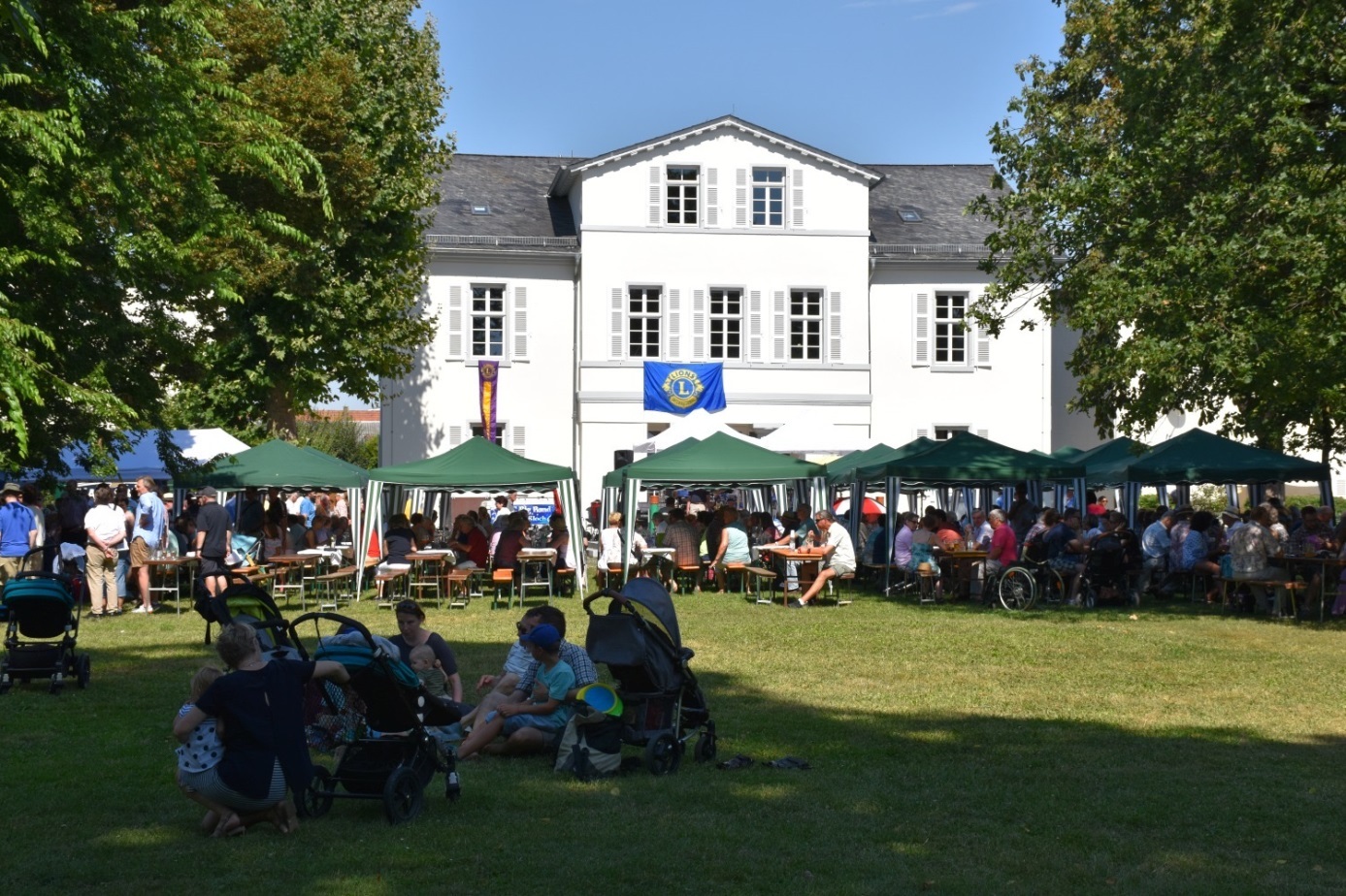 Der Park vor dem Schlösschen wird mit Zelten, Biertischgarnituren in einen edlen Freiluftkonzertsaal verwandelt.