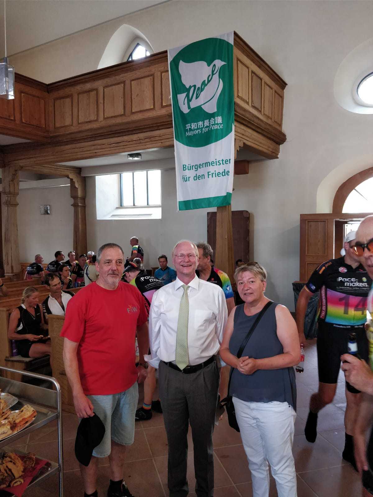 Detlev Besier von der Friedensinitiative Westpfalz, Beigeordneter Joachim Färber und Dekanin Dorothee Wüst begrüßten am Sonntag in der Kleinen Kirche gemeinsam die „Pacemakers“