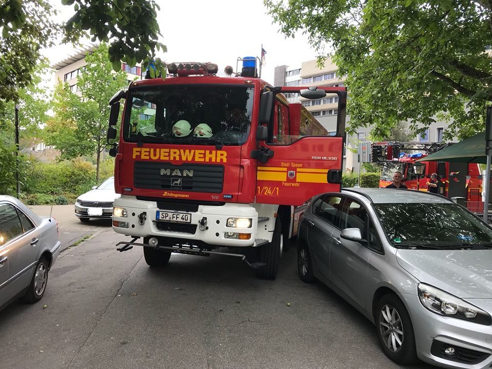 An einer Schule wurde der Einsatz der Feuerwehr durch Falschparker behindert.