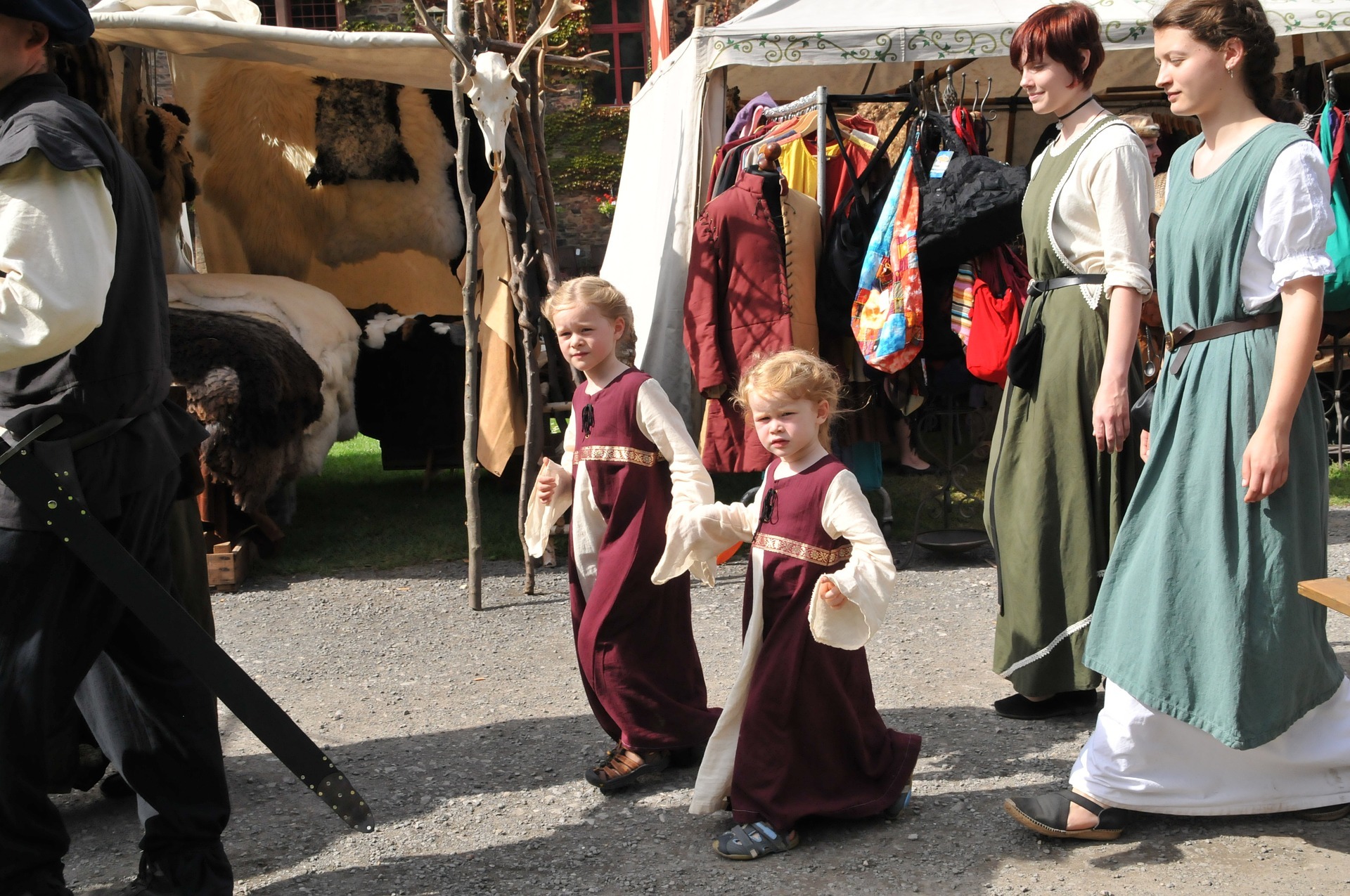 Klang und Gesang, Schabernack, Spiele, viele Marktstände und Handwerk, „Speys und Trunk“: der Mittelalter-Jahrmarkt begeistert mit seinem Spektakel Jung und Alt.