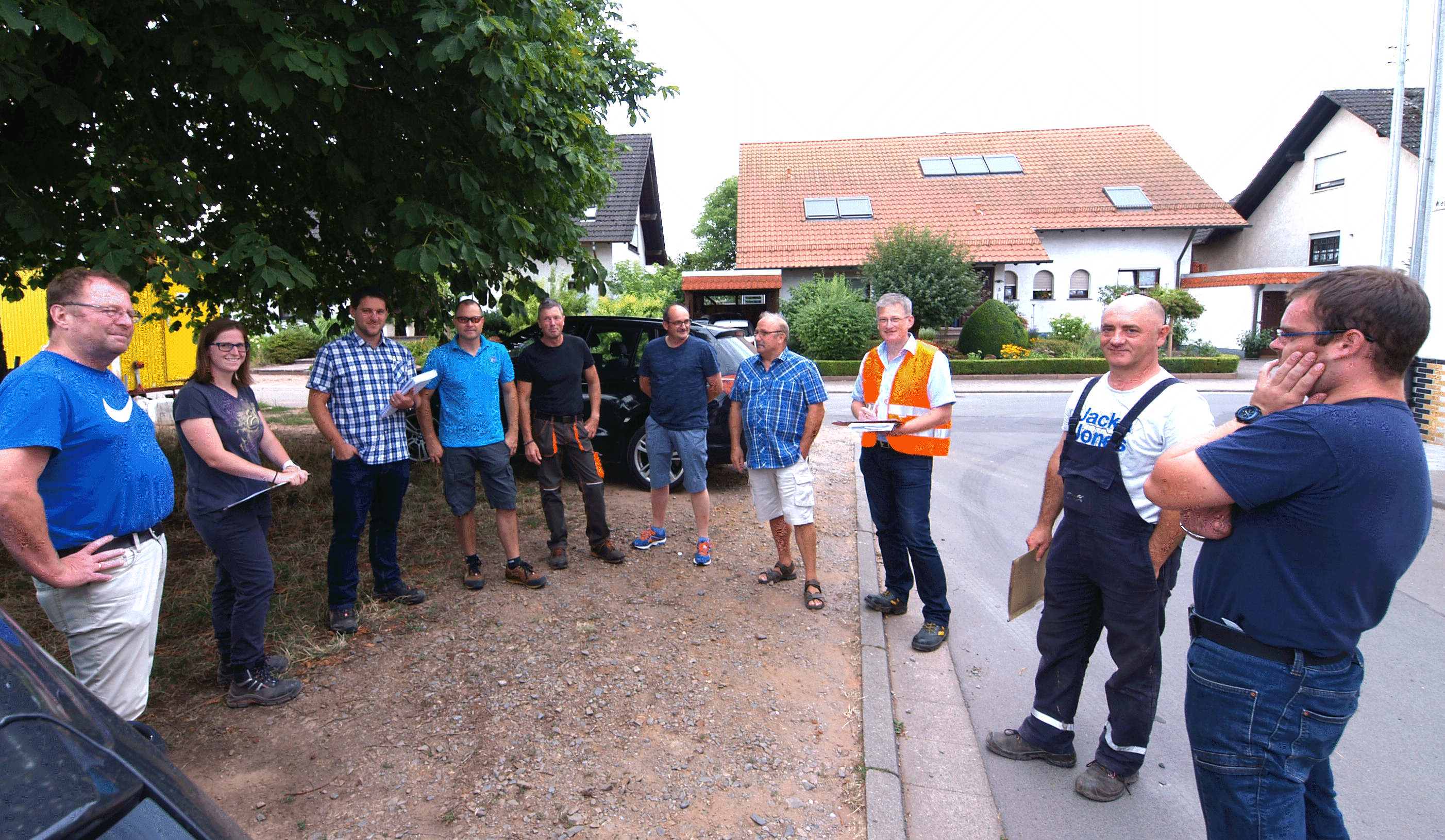 Vertreter der Baufirma MHB-Bau, des Kanalwerks, des Planungsbüros Obermeyer, der Stadtwerke Ramstein-Miesenbach und Kaiserslautern sowie der Bauabteilung der Verbandsgemeinde wurden vom ersten Beigeordneten Hermann Jung zur Baustelleneinweisung begrüßt.