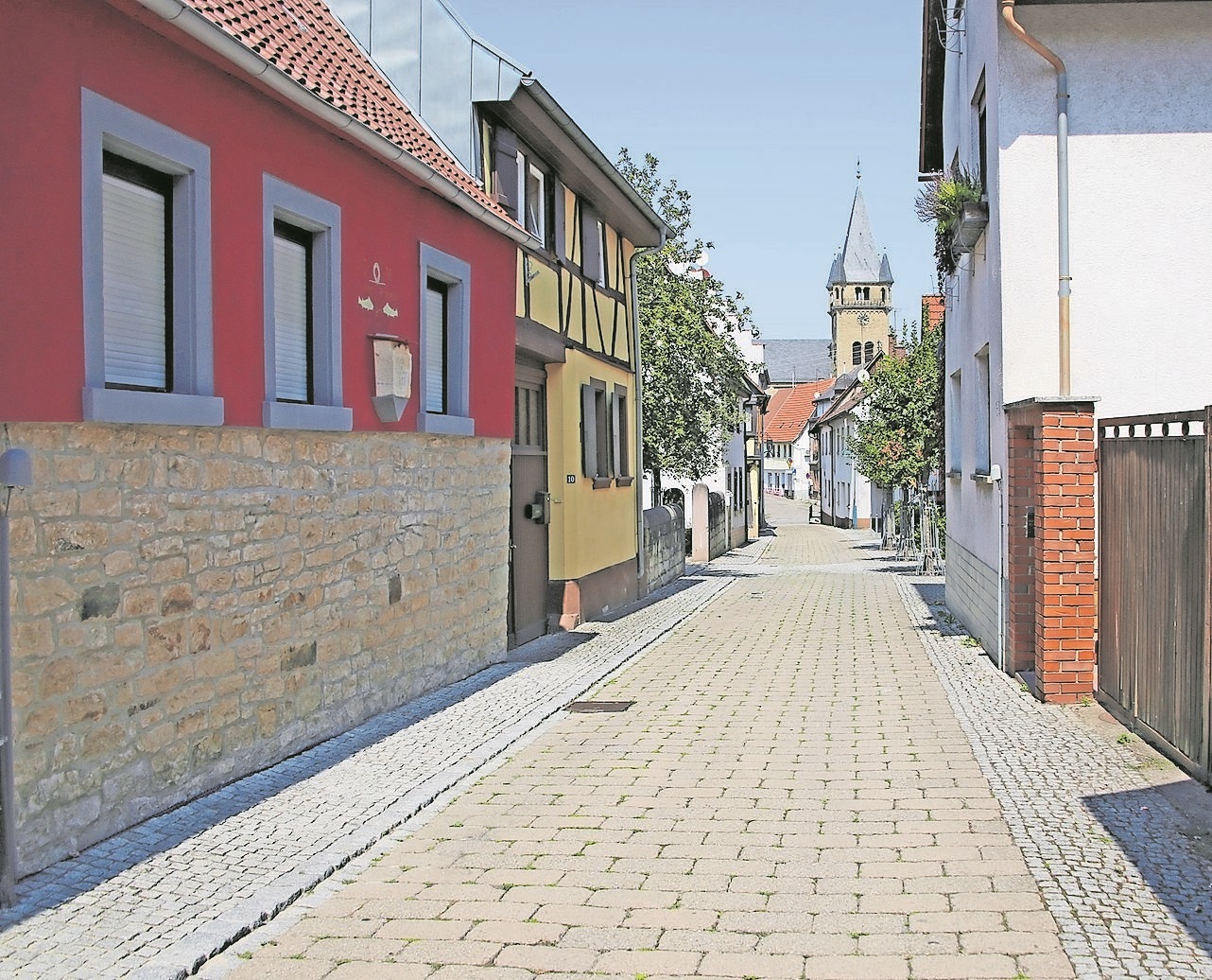 Der Östringer Gemeinderat hat jetzt mit Kosten von rund 3,1 Millionen Euro umfangreiche Tiefbauarbeiten in der Keltergasse vergeben. Die Baumaßnahme, bei der Wasserleitungen und Kanäle erneuert und neue Nahwärmeleitungen verlegt werden, kommt damit erheblich teurer als ursprünglich kalkuliert.
