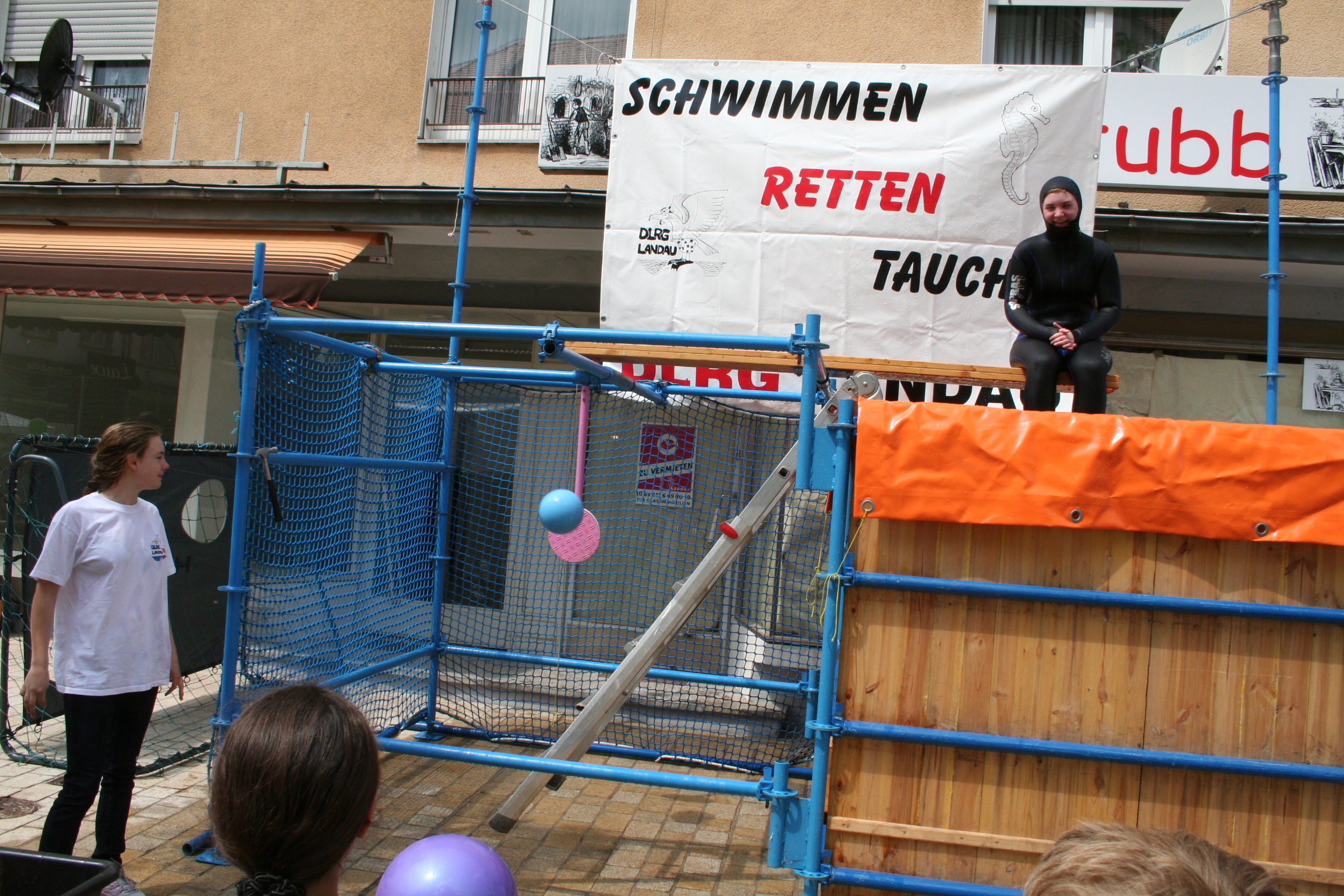 Wie beim Kindertag präsentiert sich die DLRG Landau beim Tag der offenen Tür auf dem Vereinsgelände in der Stettiner Straße.