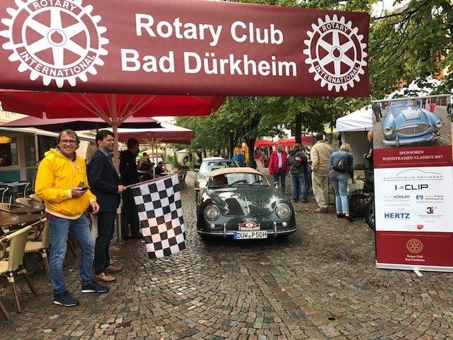 Bürgermeister Christoph Glogger schickte im vergangenen Jahr die Oldtimer auf die Rundreise durch die Pfalz.