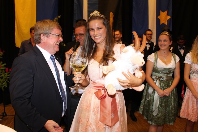 Stadtbürgermeister Manfred Dörr gratuliert Tamara für das neue Amt. | Foto: Pacher