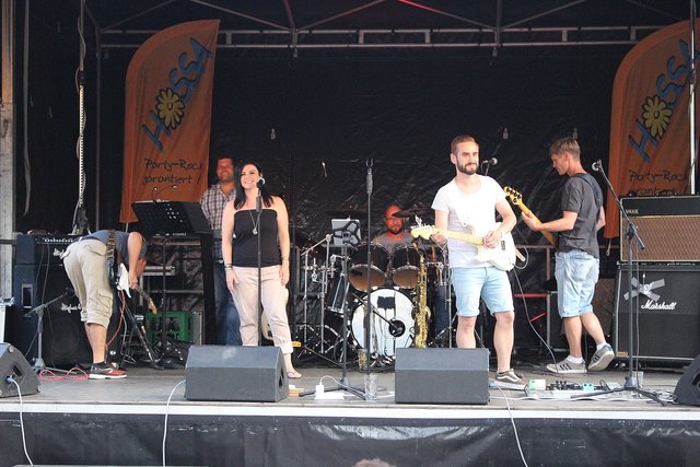 Am Eröffnungsabend heizte die Band Hossa die Stimmung ordentlich an. | Foto: Pacher