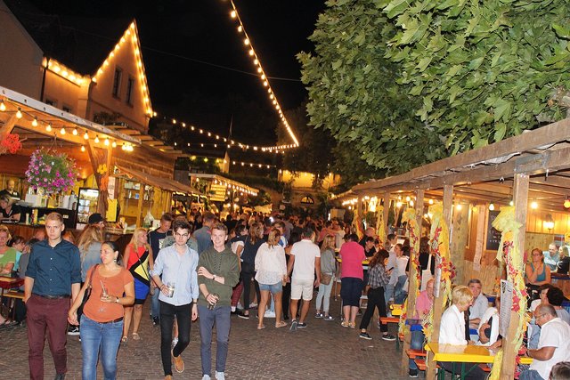 Die stimmungsvoll beleuchtete Deidesheimer Weinkerwe. | Foto: Pacher