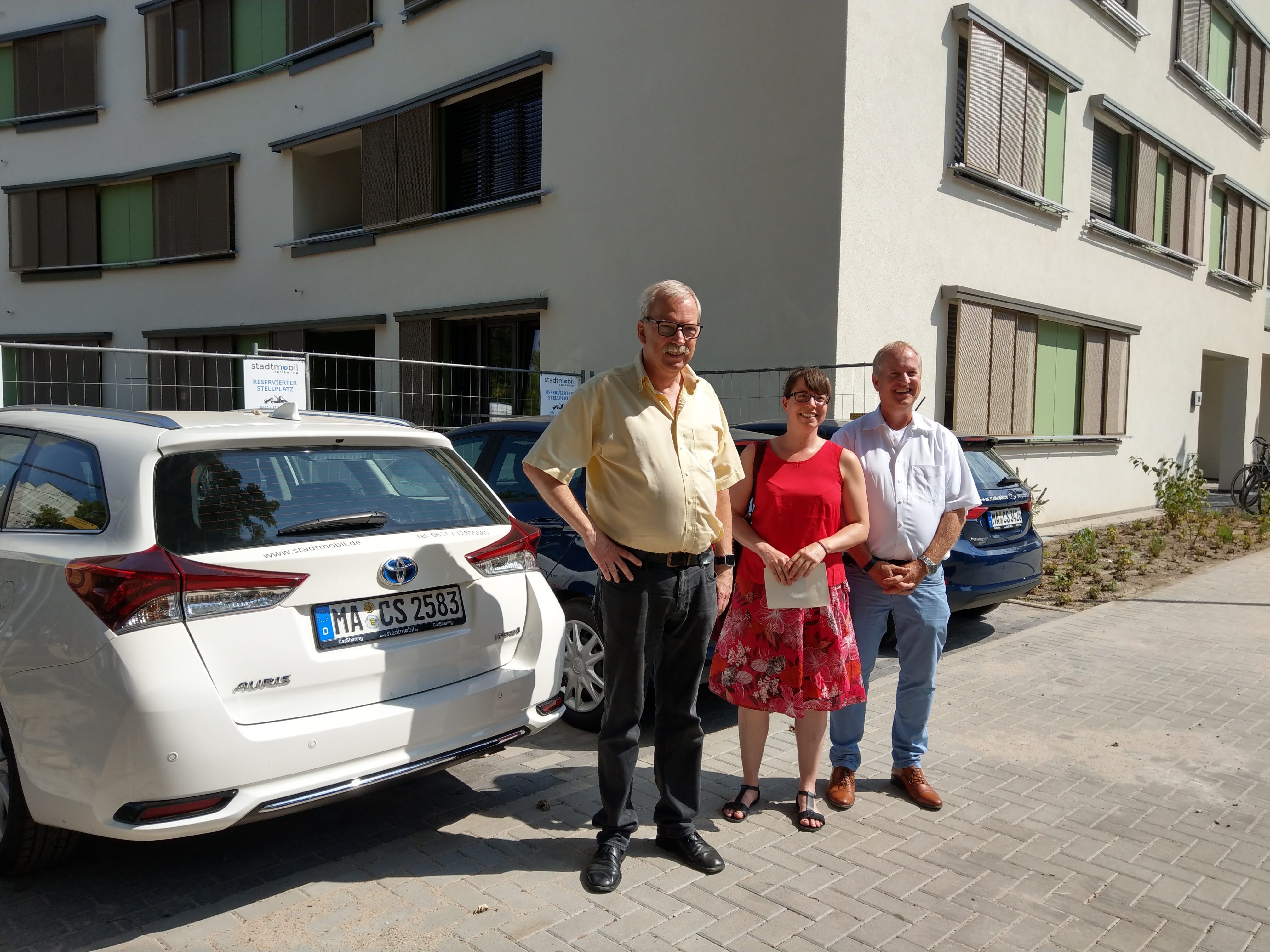GAG Vorstand Wolfgang van Vliet, stadtmobil Vorstand Miriam Caroli und Dr. Peter Uebel (Fraktionsvorsitzender der CDU Stadtratsfraktion) vor den drei Autos der neuen CarSharing-Station (von links).