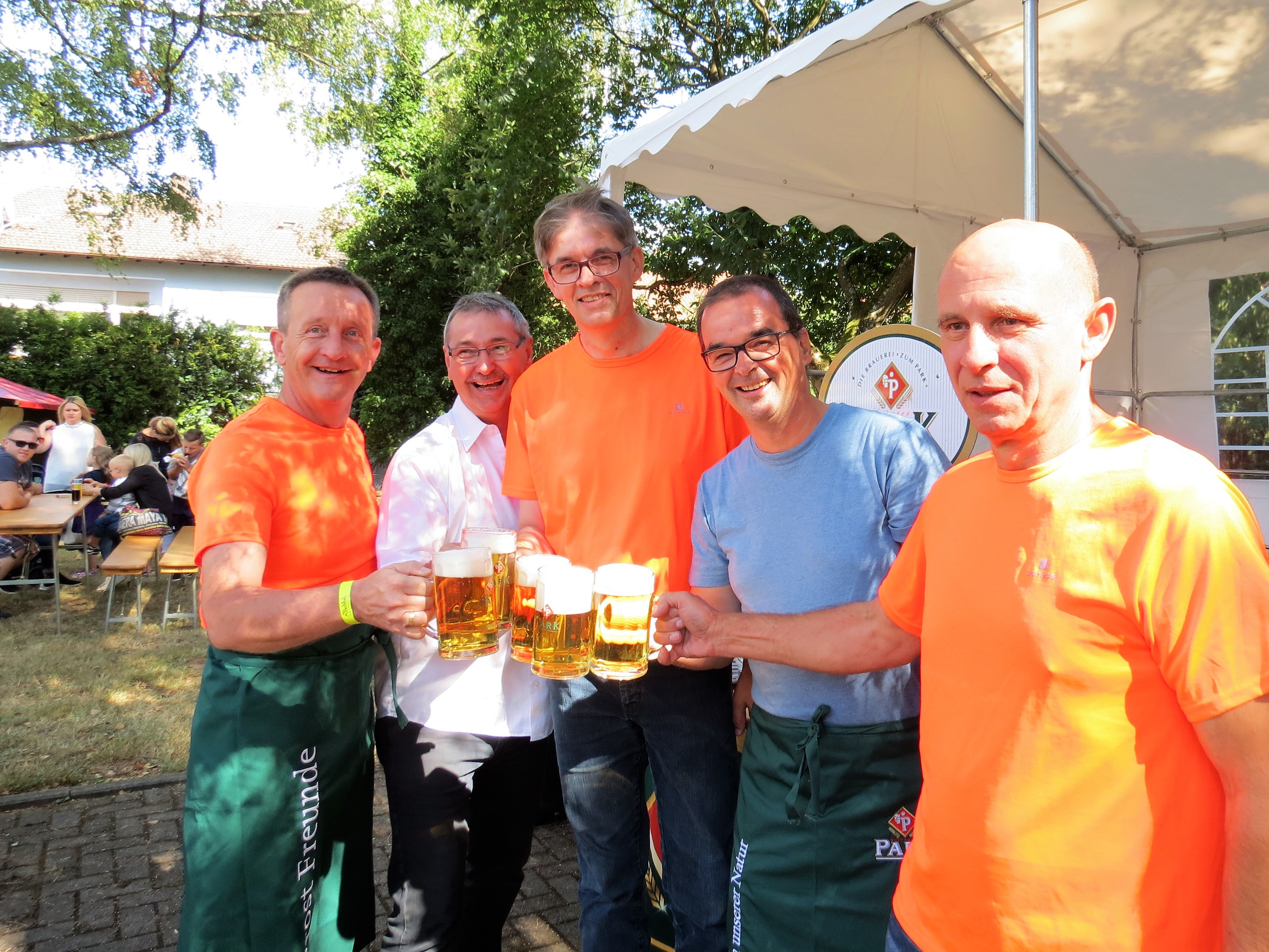 O’zapft is: Ralf Hersina, Hans-Jörg Roth (Gebietsleiter Park-Brauerei), Boris Bohr, Dr. Peter Degenhardt, Hans-Jürgen Schohl (von links)