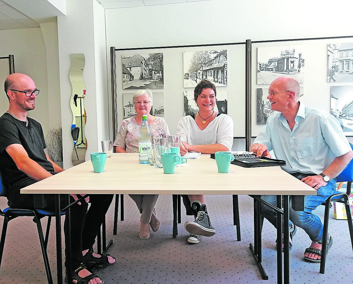 Sind "mittendrin": Timo Arnold, Sigrun Mann, Yvonne Leipold und Pfarrer Wolfdietrich Rasp (von links). Foto: Kling