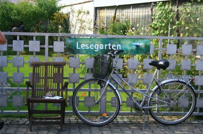Einen Lesegarten erkennt man schon von Weitem durch das angebrachte Banner.
