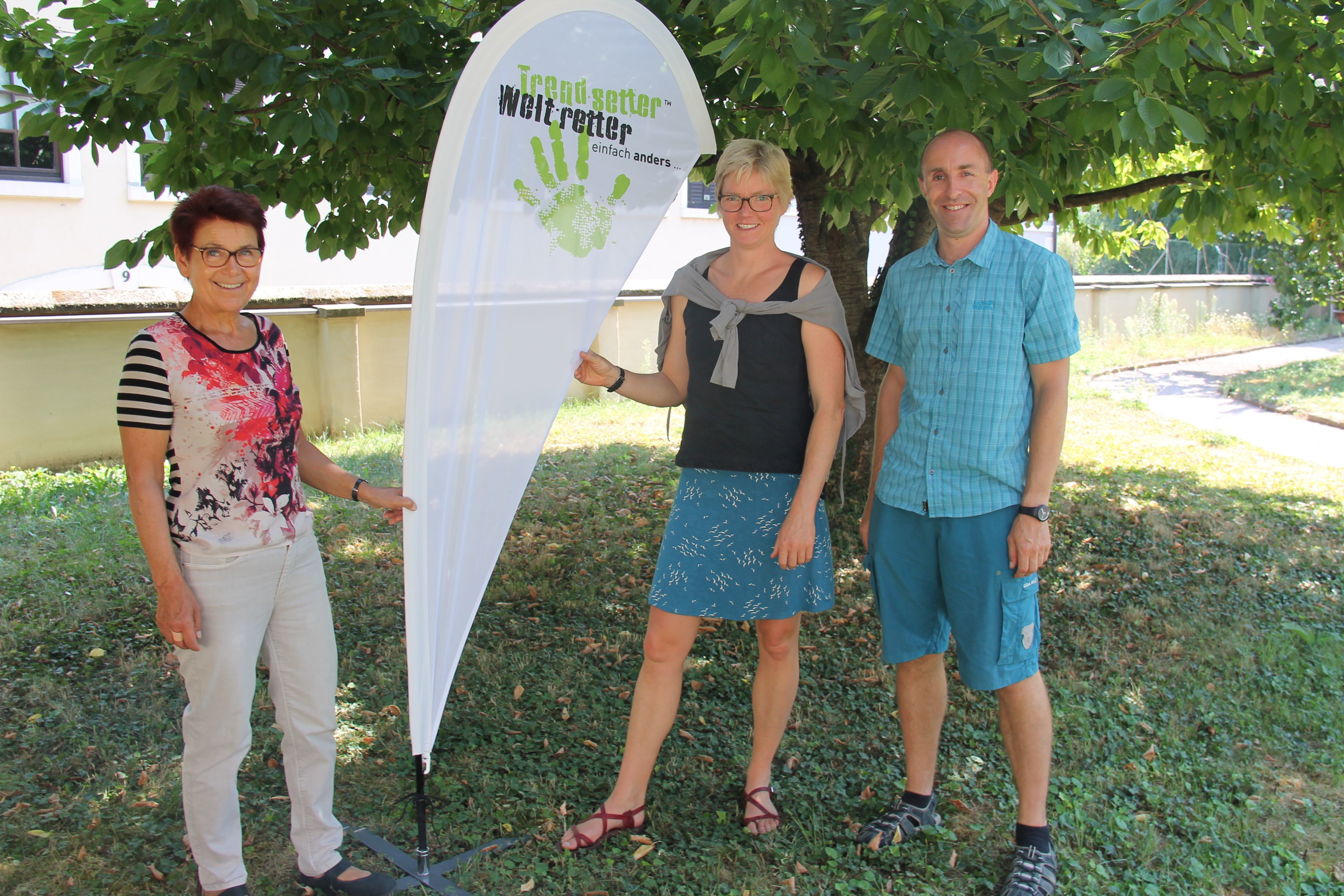 (v.l.n.r.): Bärbel Schäfer, Umweltbeauftragte der Evangelischen Kirche der Pfalz, Sibylle Wiesemann, Klimaschutzmanagerin der Evangelischen Kirche der Pfalz und Steffen Glombitza, Umweltbeauftragter des Bistums Speyer gehören zu den Organisatoren der Aktion „Trendsetter Weltretter – einfach anders konsumieren“.