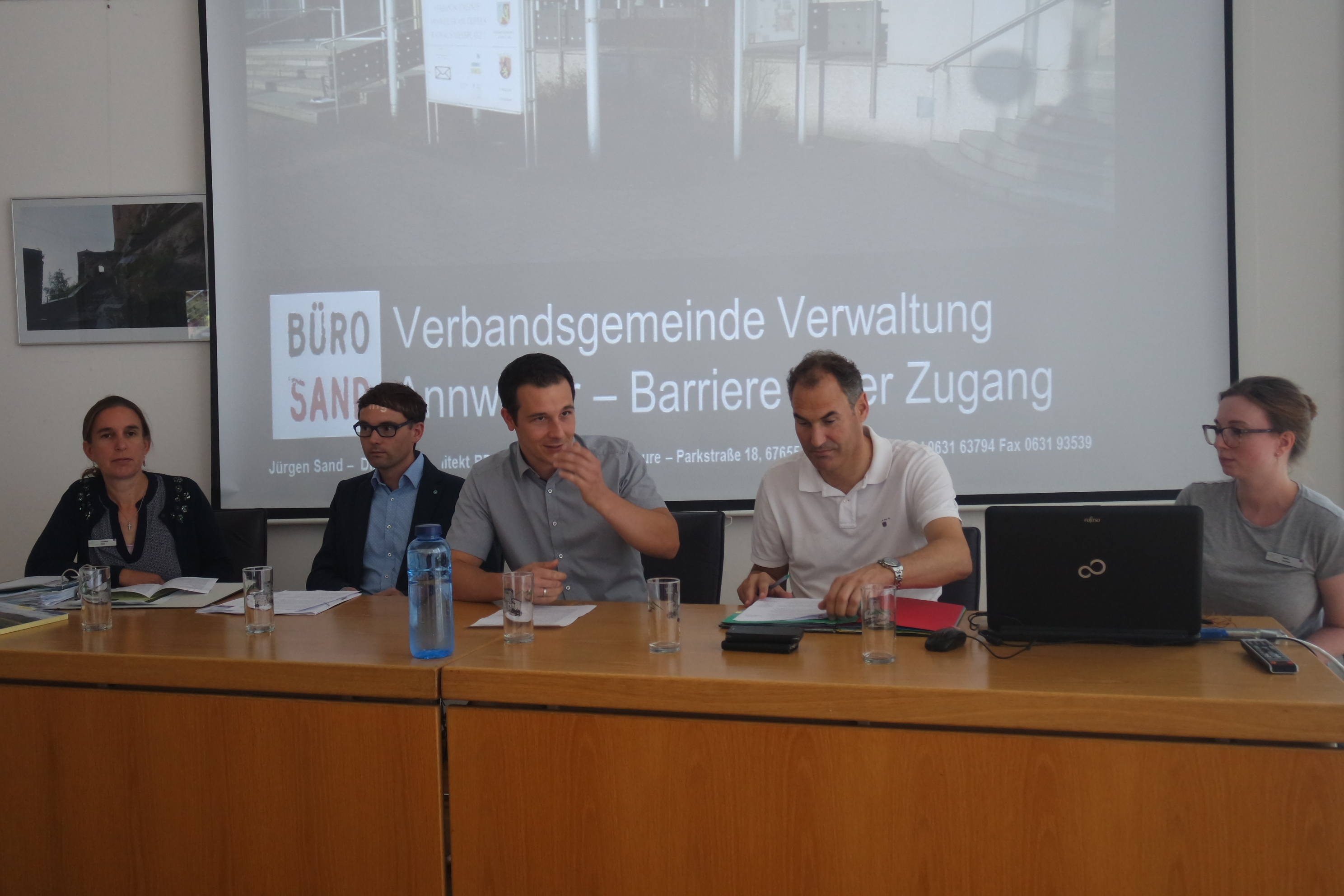 Christina Abele, Geschäftsführerin des Tourismusbüros, der Projektleiter für barrierefreien Tourismus, Christian Bohr, Bürgermeister ChristianBurkhart, Landrat Dietmar Seefeldt und Katrin Günther vom Tourismusbüro bei der Präsentation (v.l.n.r.).