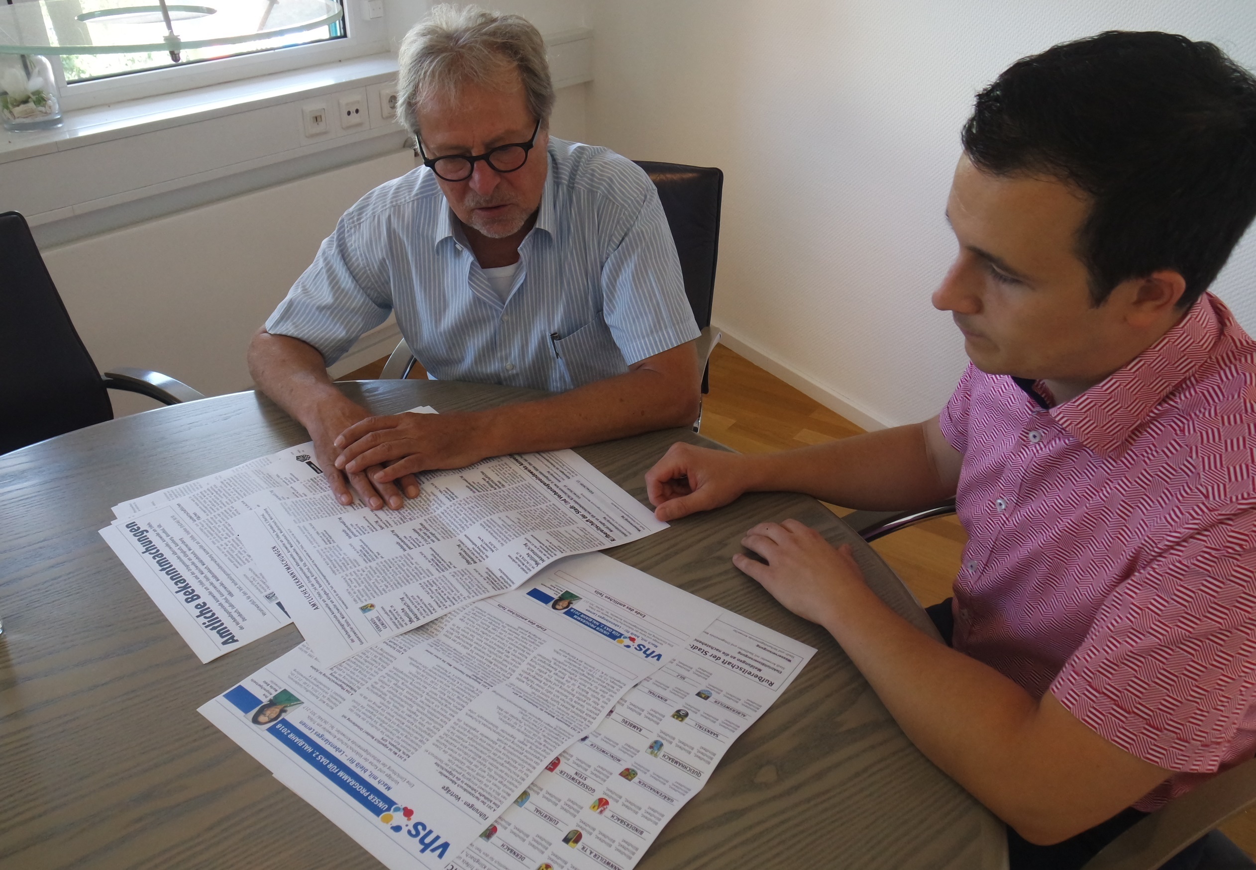 Verbandsbürgermeister Christian Burkhart (rechts) konnte sich beim Gespräch mit Chefredakteur Ulrich Arndt persönlich von den positiven Veränderungen im Layout des Trifels Kuriers überzeugen.