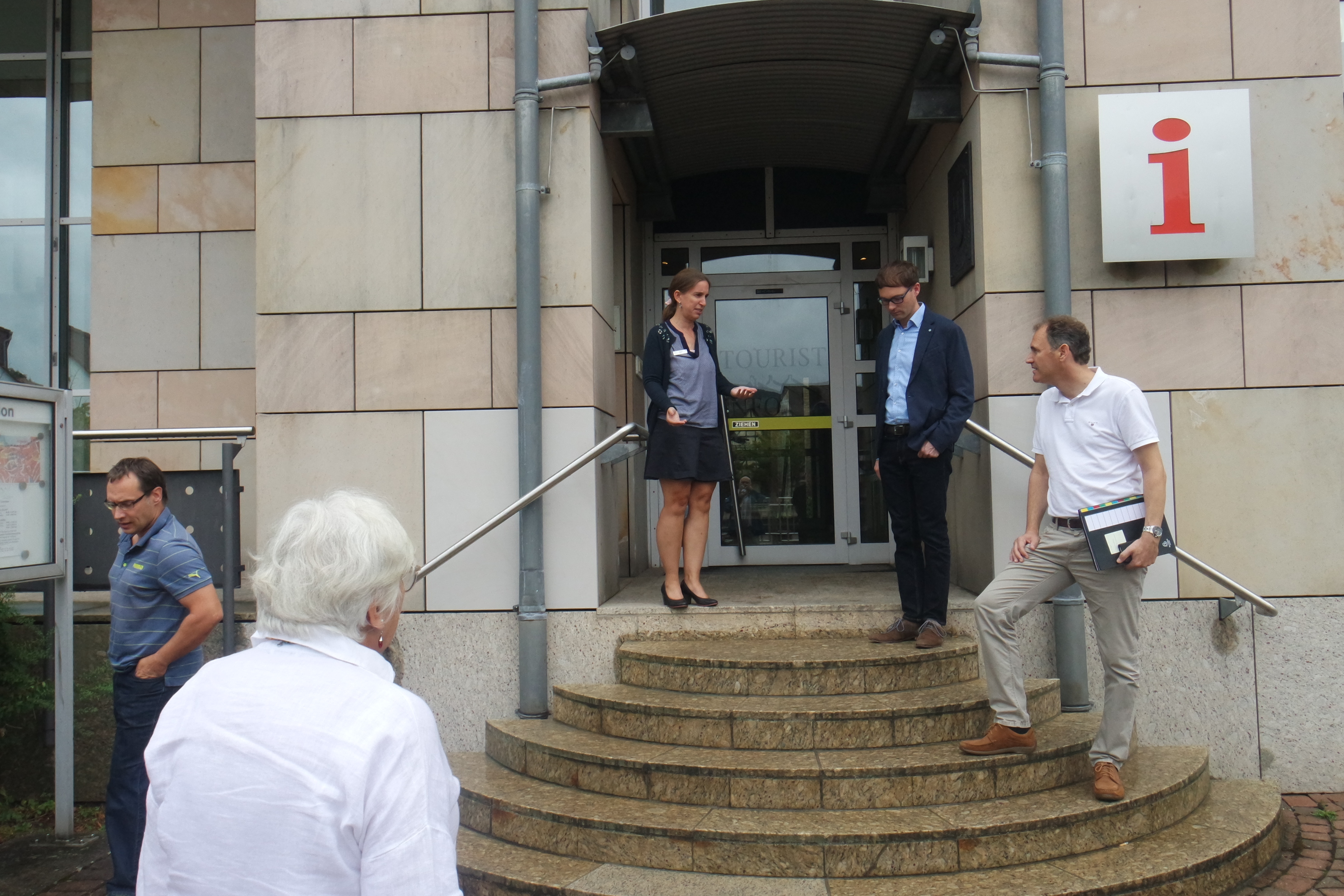 Christina Abele vom Tourismusbüro stellte die einzelnen Maßnahmen bei einem Rundgang vor. Rechts Projektleiter Christian Bohr und Landrat Dietmar Seefeldt.