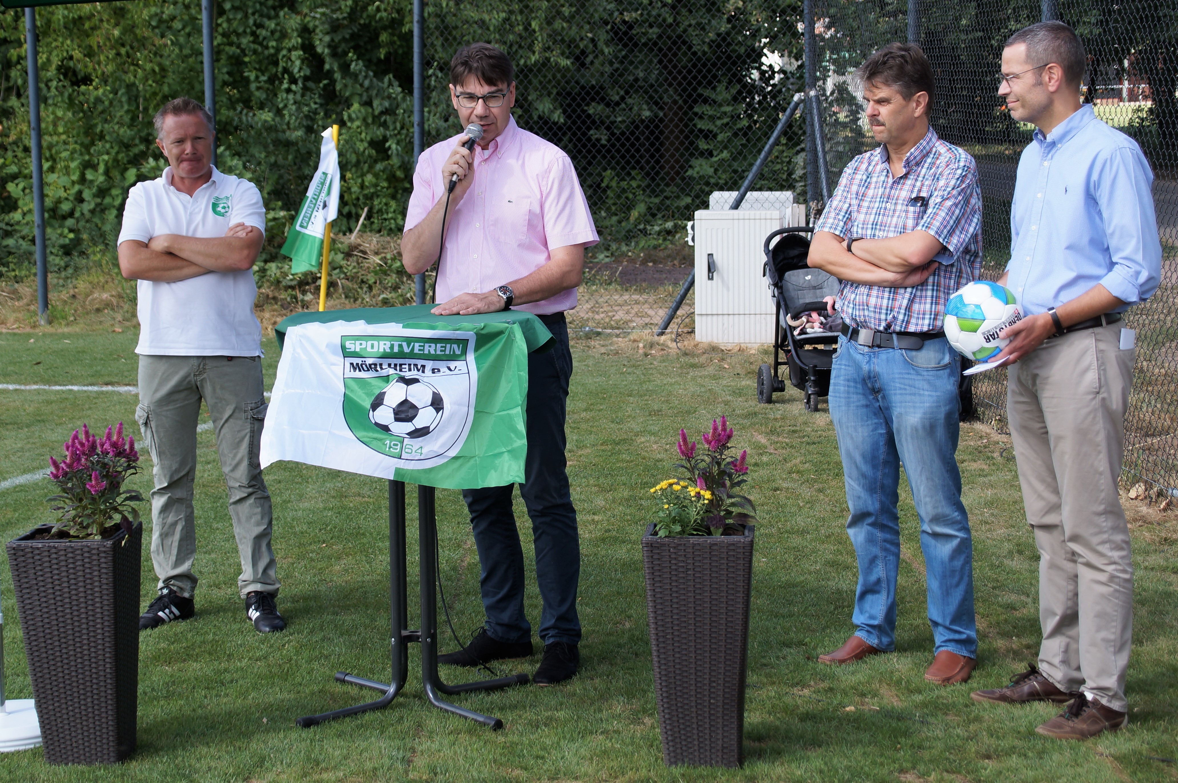 Vereinsvorsitzender Georg Messerschmitt, Oberbürgermeister Thomas Hirsch, Ortsvorsteher Joachim Arbogast und Bürgermeister Dr. Maximilian Ingenthron (v.l.n.r.) bei der offiziellen Einweihung des neuen Trainingsplatzes des SV Mörlheim.