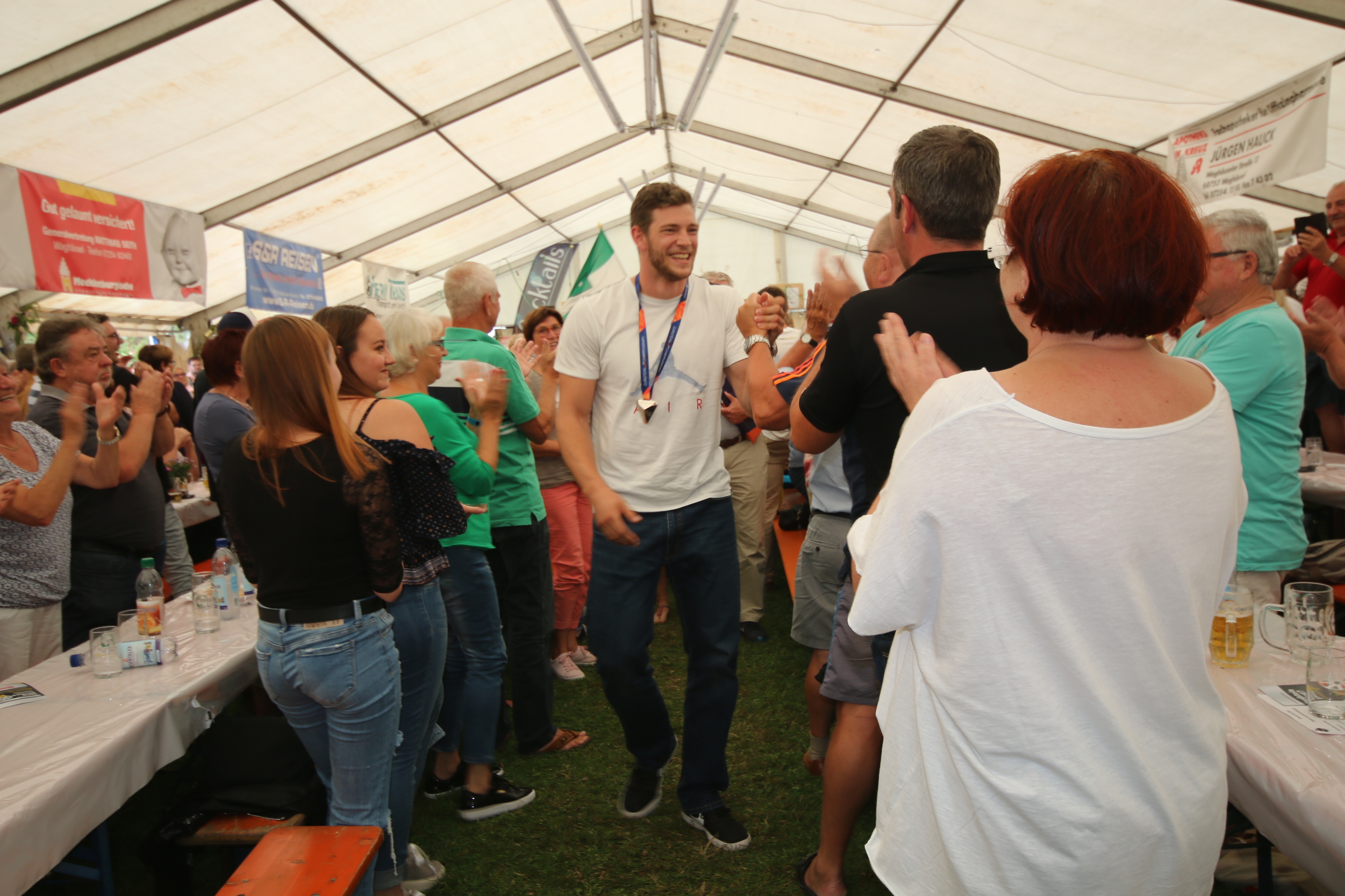 Jubel im Festzelt beim Einmarsch von Vize-Europameister Andreas Hofmann nach seinem großartigen Erfolg in Berlin.