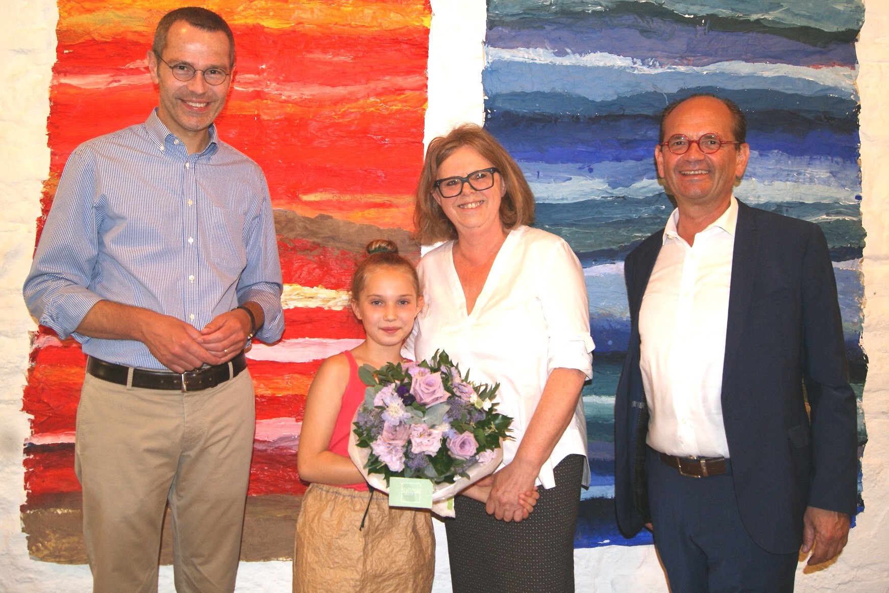 Bürgermeister und Kulturdezernent Dr. Maximilian Ingenthron (l.) gemeinsam mit der Leiterin der kuk-Malwerkstatt, Renate Vollmar (2.v.r.), Malwerkstatt-Teilnehmerin Charlotte Vornehm (2.v.l.) und dem Vorstand der Dieter-Kissel-Stiftung, Helmut Braun (r.), bei der Vernissage zur Ausstellung „Viel zu sehen – Kleine Welt mit großem Blick“.