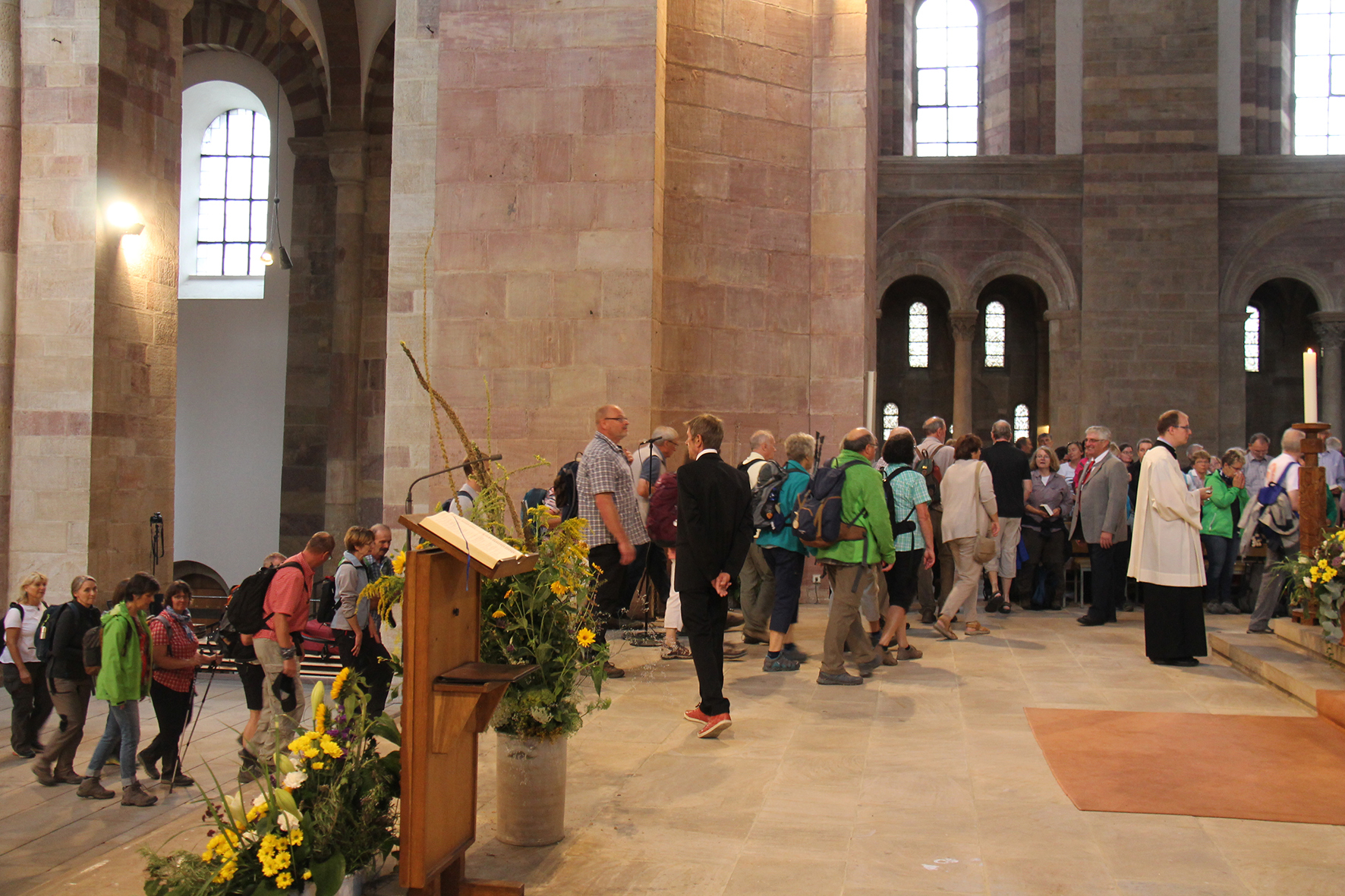 Einzug der Pilgergruppe, die in einer nächtlichen Wallfahrt von der St. Anna Kapelle zum Dom gepilgert war.