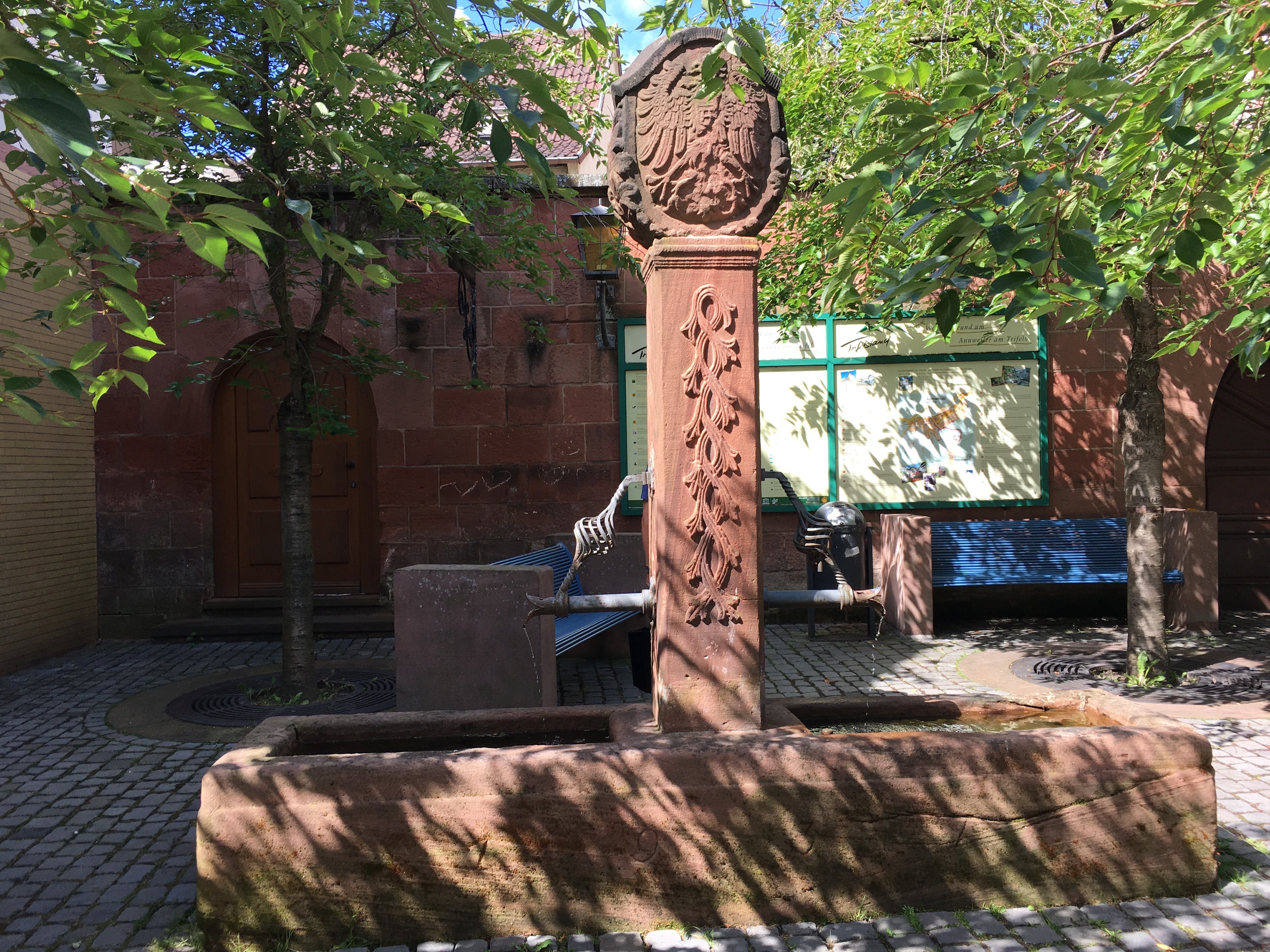 Der alte Brunnen am Rathaus Annweiler (Foto: A. Botham-Edighoffer)