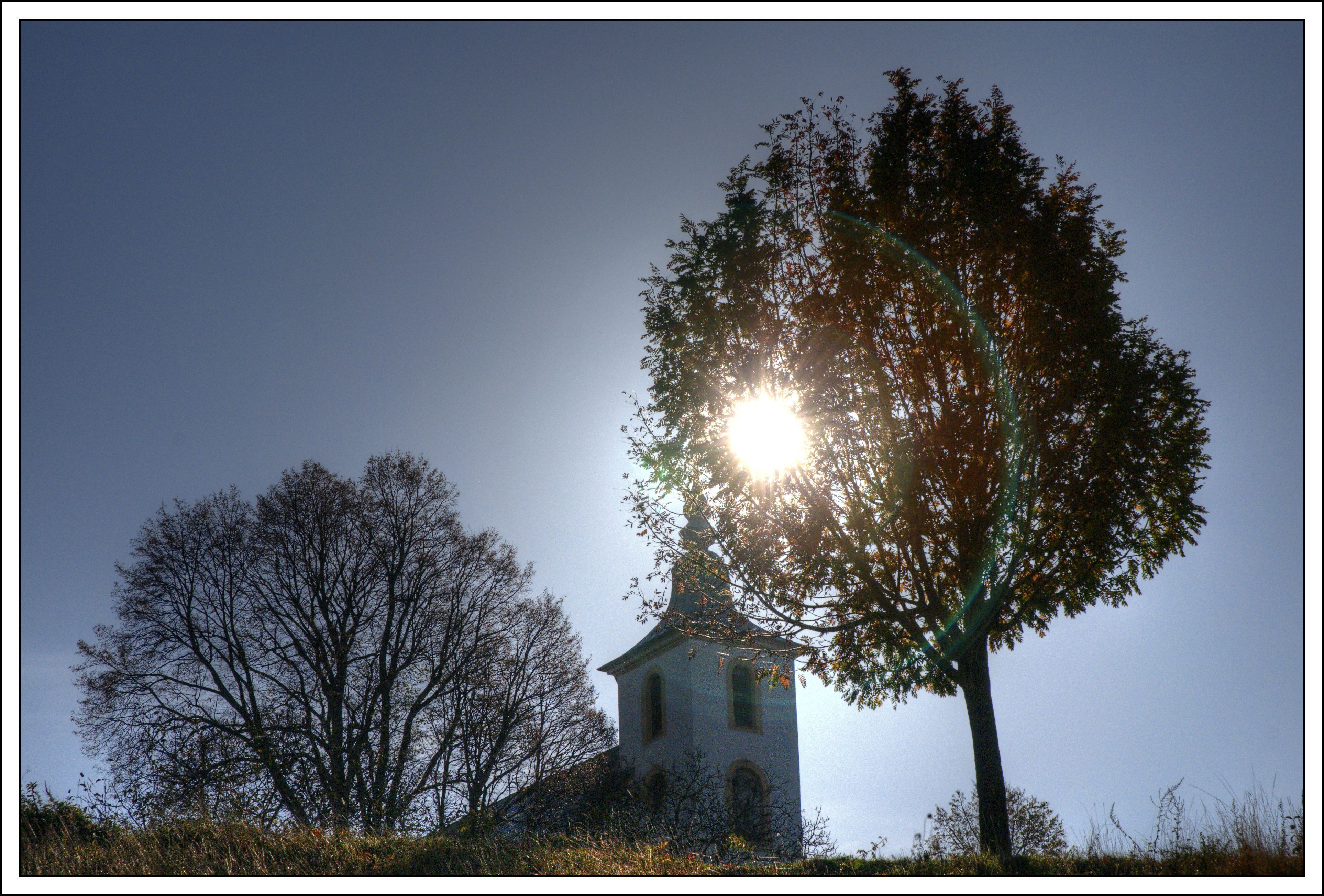 Die Michaelsbergkapelle im Gegenlicht