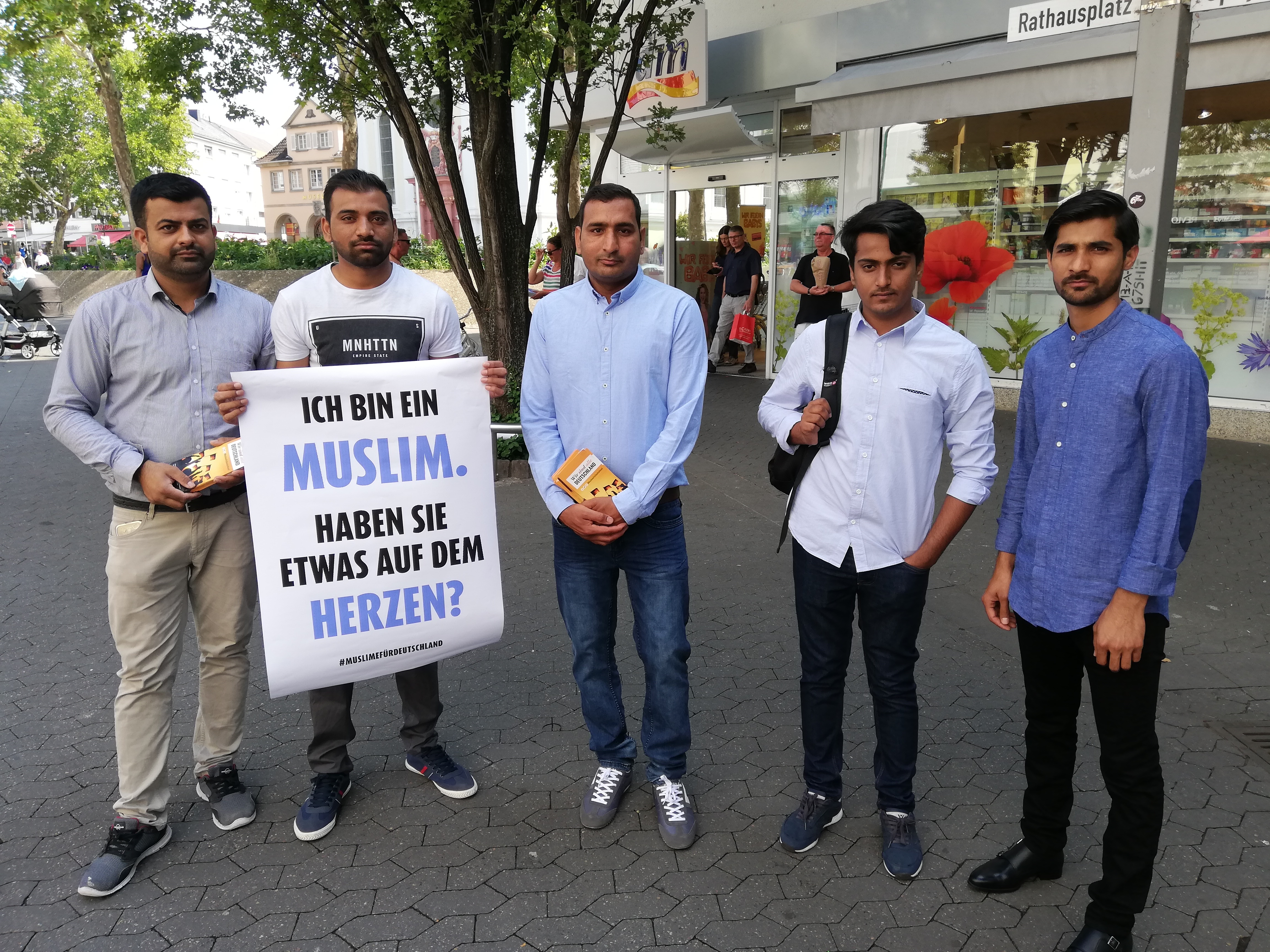 Unter den Teilnehmern der Aktion sind auch Flüchtlinge, die erst vor kurzem nach Deutschland gekommen sind.