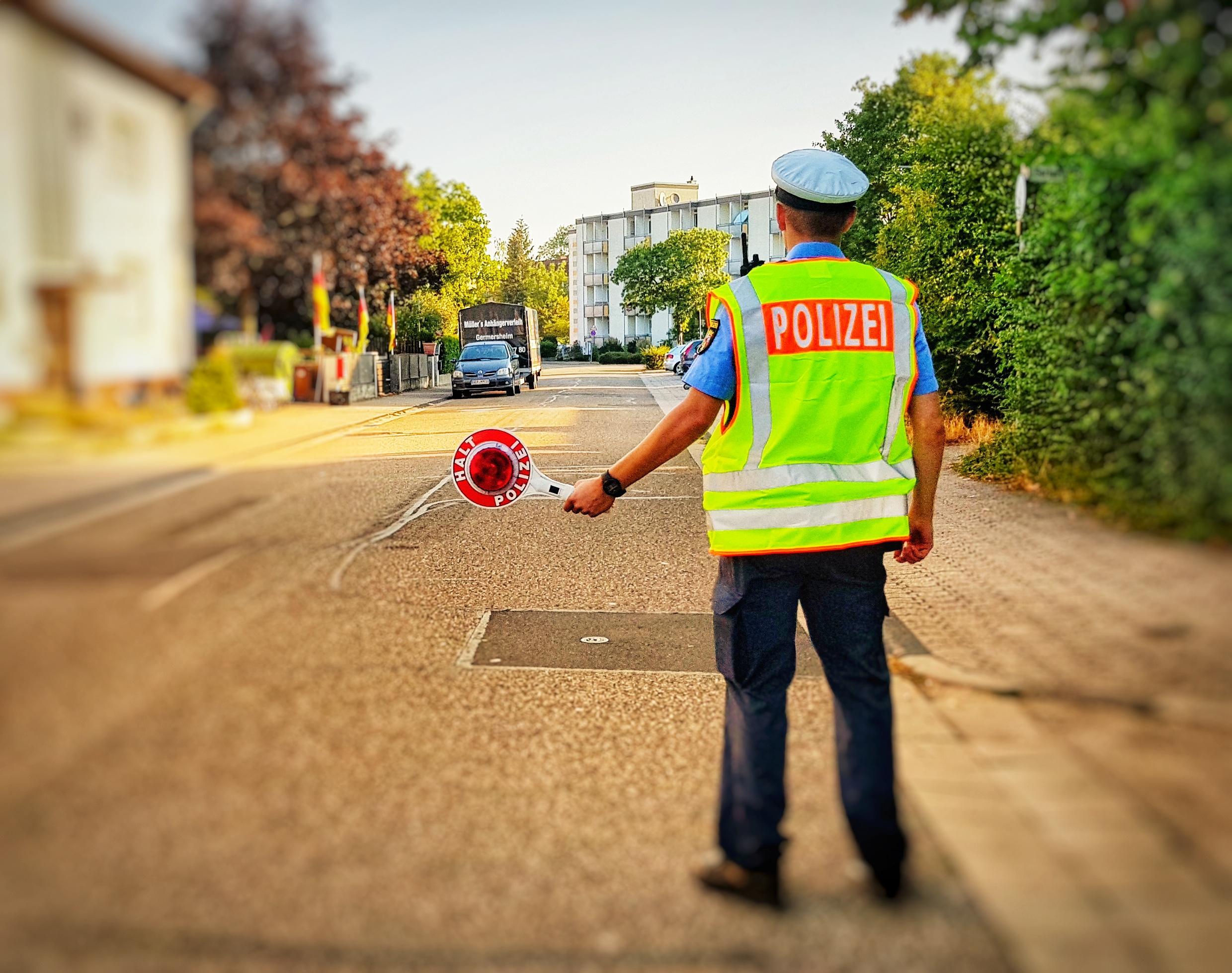 Die Polizisten wurden von einem jungen Polizeikommissaranwärter, der sich wie zwei weitere Anwärter derzeit zum Praktikum bei der Polizei Germersheim befindet, unterstützt.