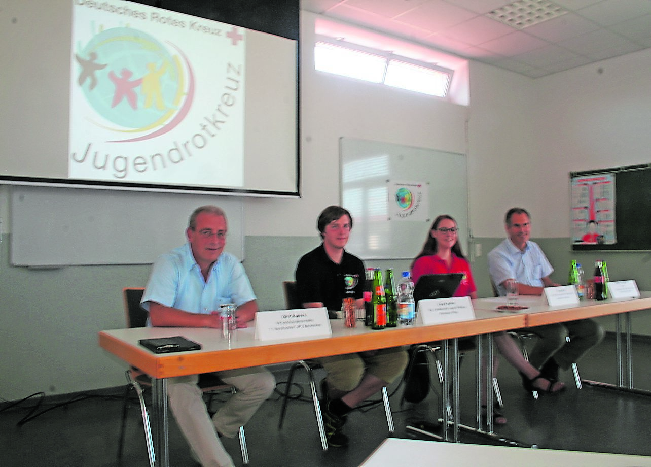 Stellten gemeinsam den Landeswettbewerb des Jugendrotkreuzes am Samstag in Edenkoben vor (v.l.): Verbandsbürgermeister Olaf Gouasé, Lars Fischer, Tanja Graf und Dietrmar Seefeldt.
