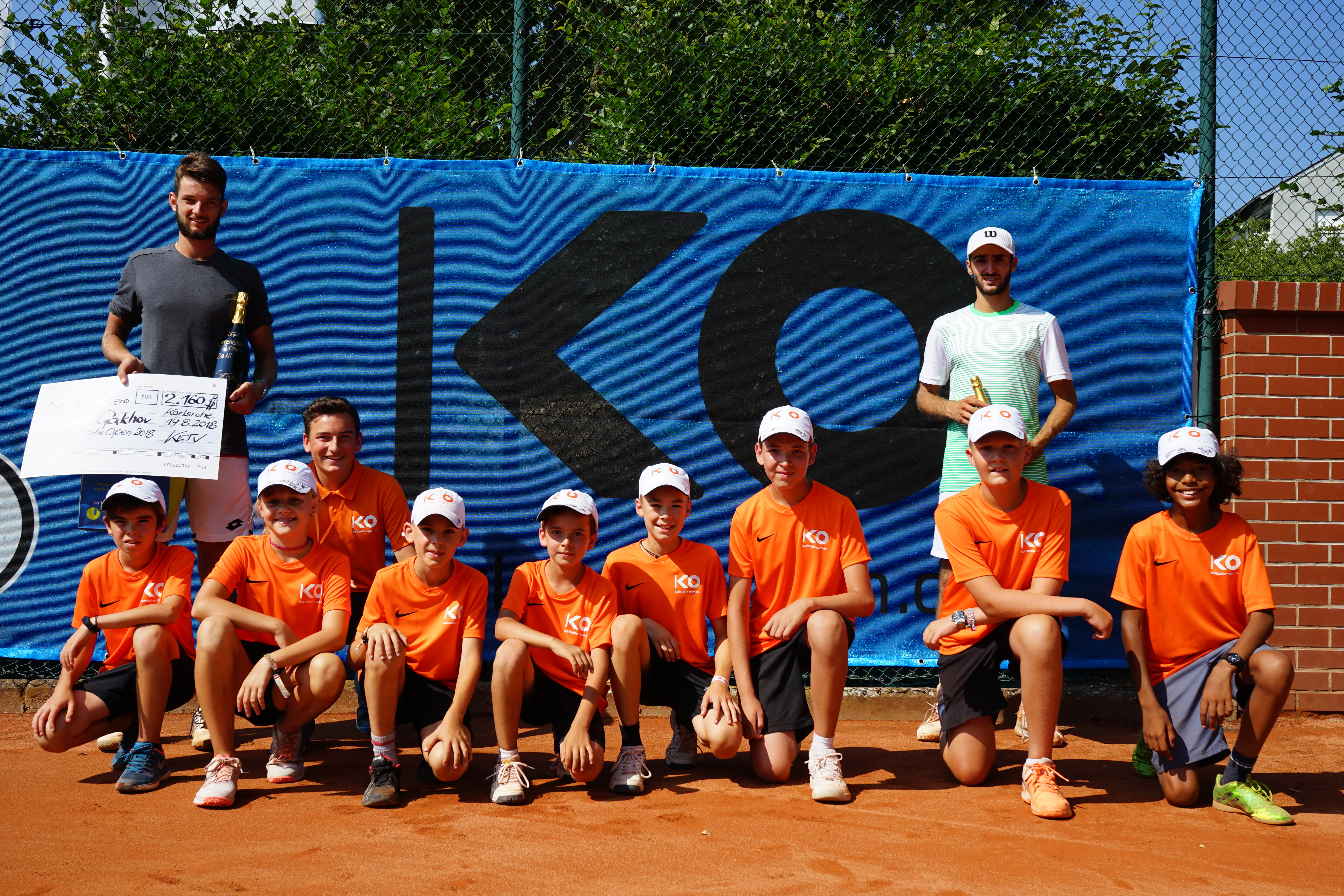 Siegerfoto mit den Ballkids
links Sieger Ivan Gakhov aus Russland
rechts Finalist Paul Wörner aus Oberkirch