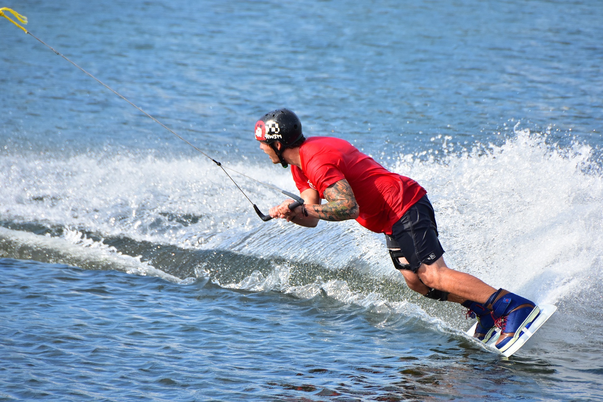 Da es der erste Versuch des Mannes auf einem Wakeboard war und er sich außerhalb des erlaubten Bereichs befand, verlor er das Gleichgewicht und fiel in den Rhein.