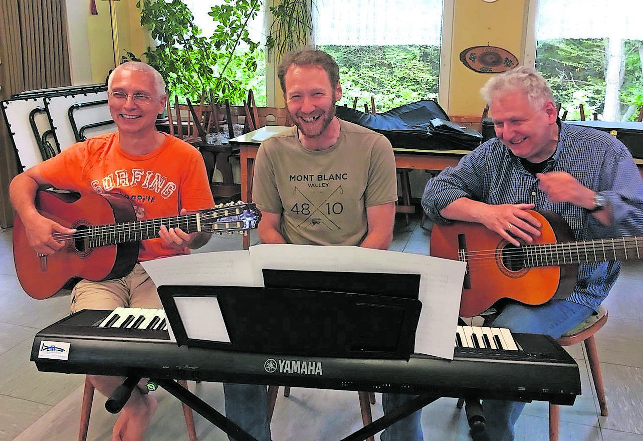 Die „Felsalbtaler Stubenmusik“ bei ihrem Auftritt im Pfälzerwaldheim Gefäller Weg: Unser Bild zeigt von links: Stefan, Sascha und Christof Heringer. Foto: ps