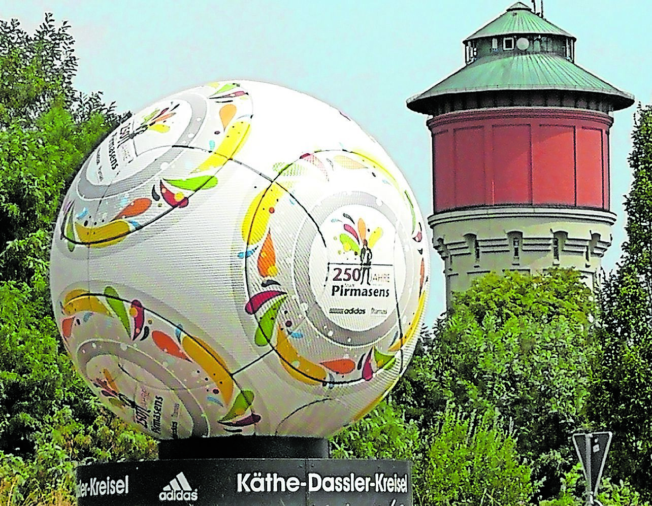 Der alte Wasserturm rechts im Bild ist das Wahrzeichen der Husterhöhe. Der Ball auf dem Käthe-Dassler-Kreisel symbolisiert das wirtschaftliche Wachstum dieses Stadtteiles. Foto: Kling