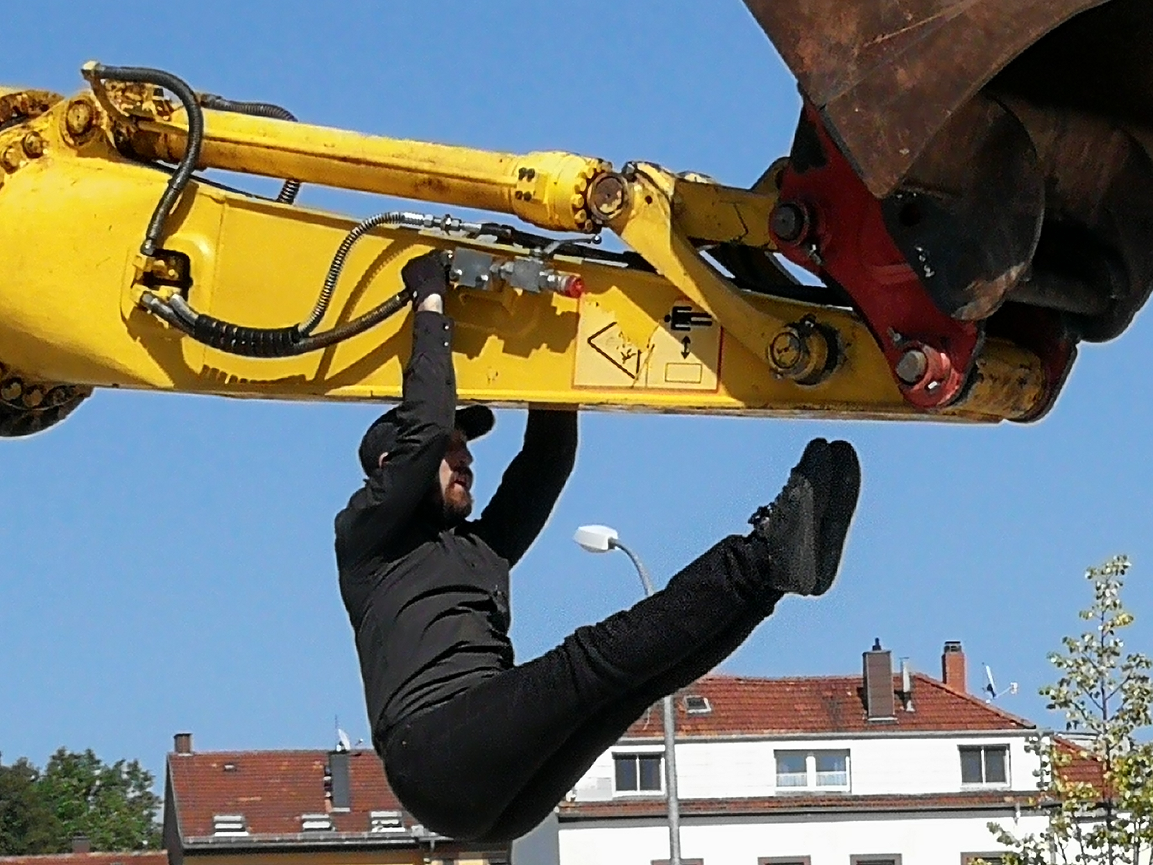 In luftige Höhe entführte der Bagger seinen "Liebsten". Foto: Kling