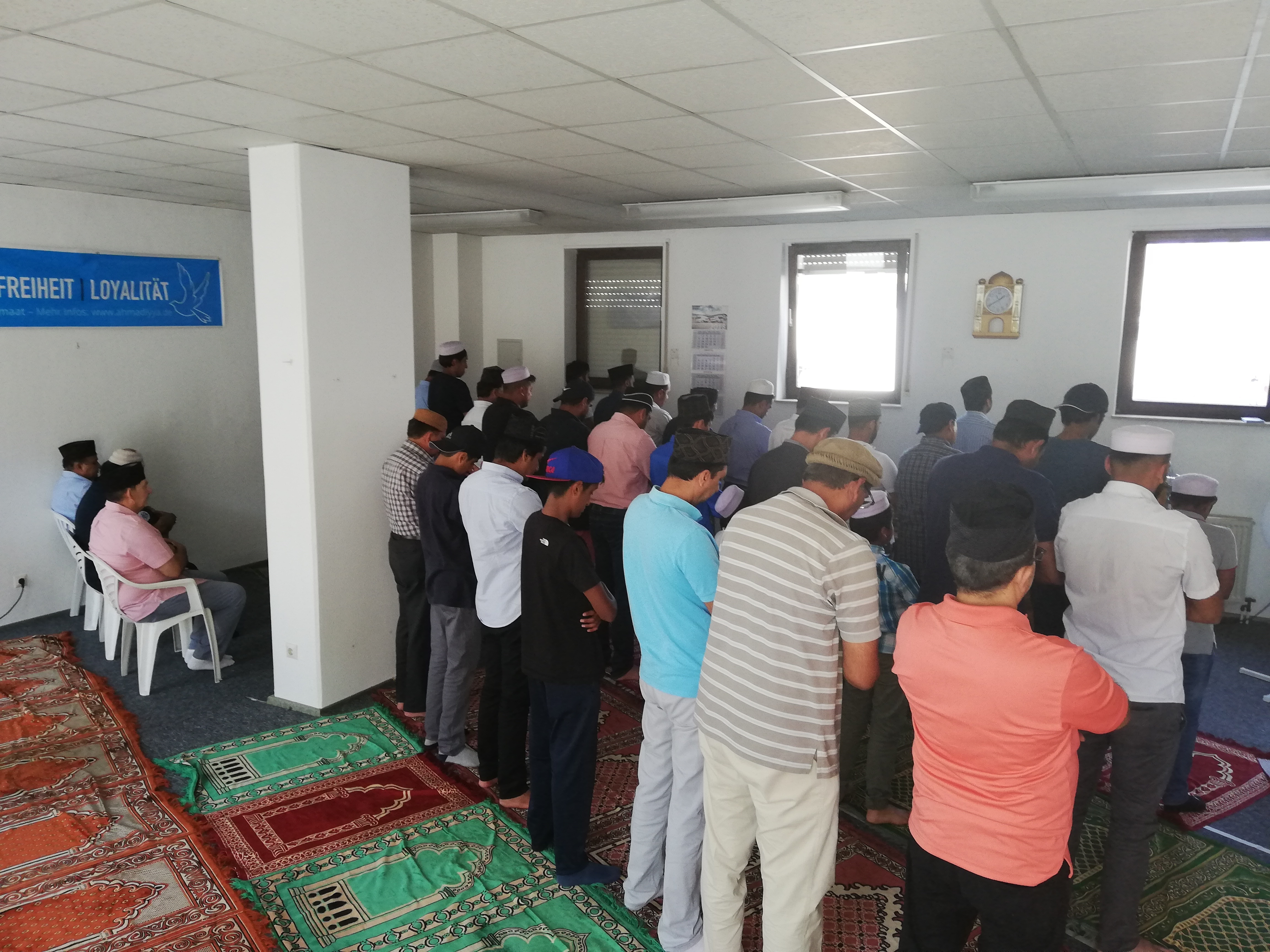 In Reihen gegliedert beten Muslime hinter dem Imam (Vorbeter).