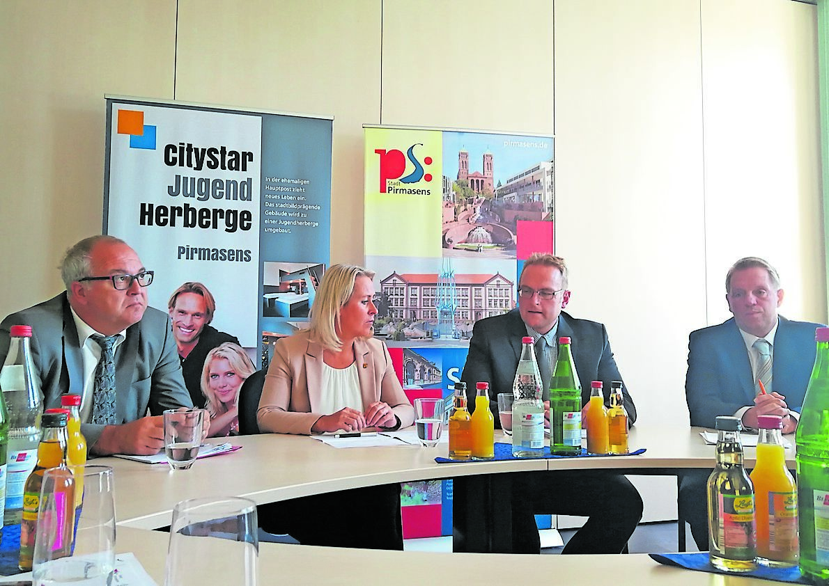 Wollen gemeinsam das Problem „Ärztemangel in der Region“ angehen: Bürgermeister Christian Gauf, Landrätin Dr. Susanne Ganster, Bürgermeister Markus Zwick und Medi-Geschäftsführer Axel Motzenbäcker (von links).
Foto: Kling