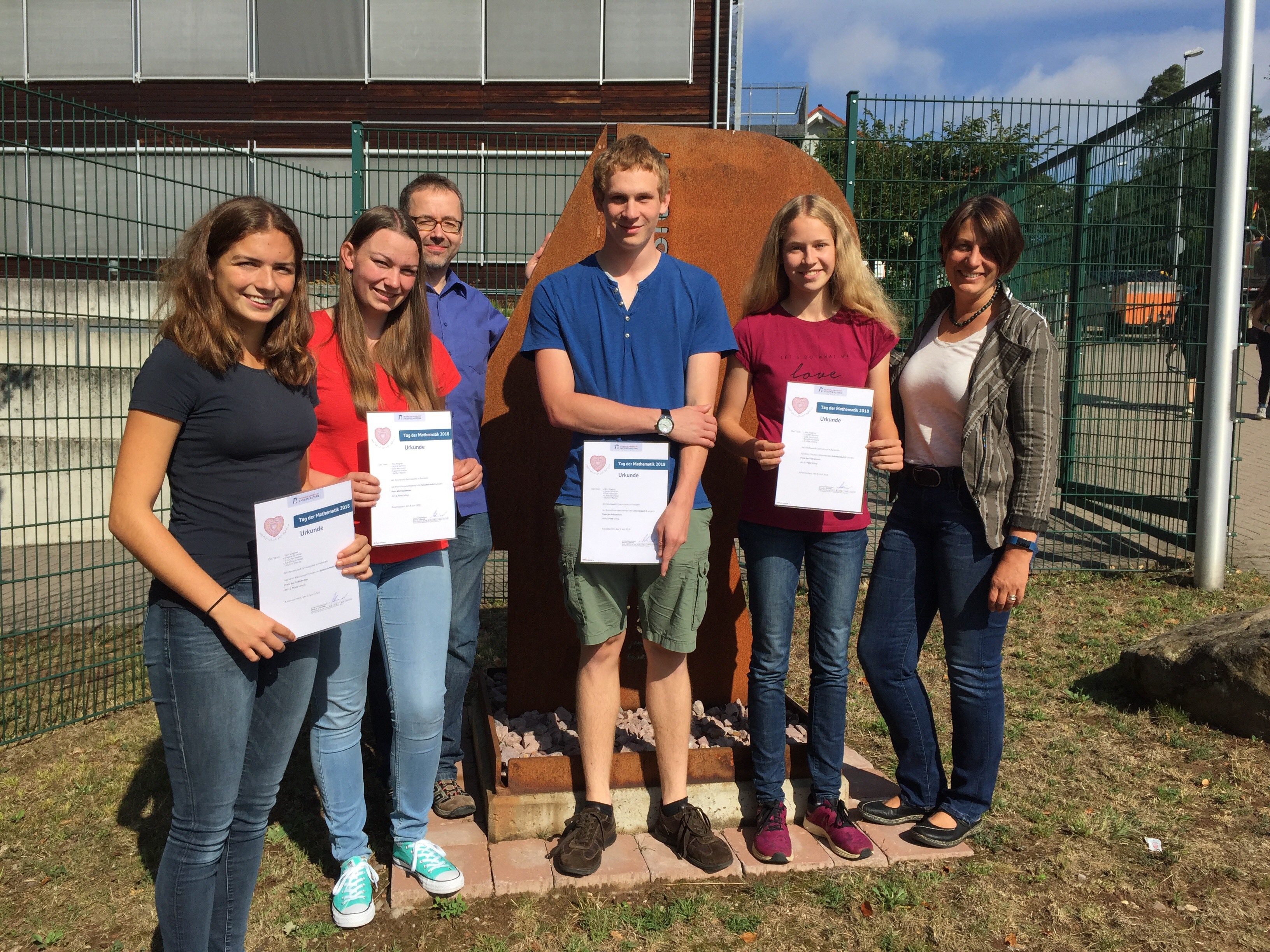 Schulleiterin Dr. Sonja Tophofen (rechts) und Stefan Altherr, Vorsitzender der Fachkonferenz Mathematik (dritter von links), gratulieren den Preisträgern Karolina Kneller, Sophie Geminn, Steffen Menne und Julia Herrmann (von links)