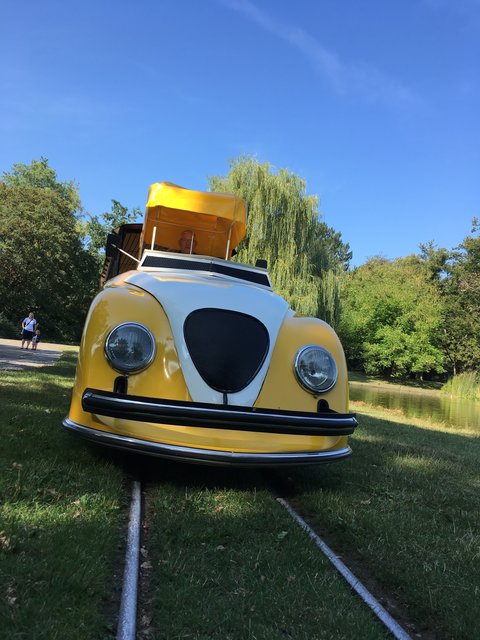 Die quietsch-gelbe „Porsche-Lok“ der Verkehrsbetriebe dreht wieder ihre Runden auf der Schlossgartenbahn in Karlsruhe.  | Foto: KVV
