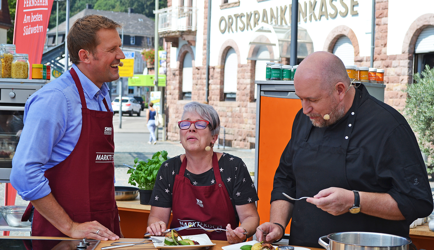 SWR-Moderator Jens Hübschen, Kandidatin Jutta Nohr und Profi-Koch Frank Brunswig hatten jede Menge Spaß beim Dreh auf dem Landstuhler Wochenmarkt