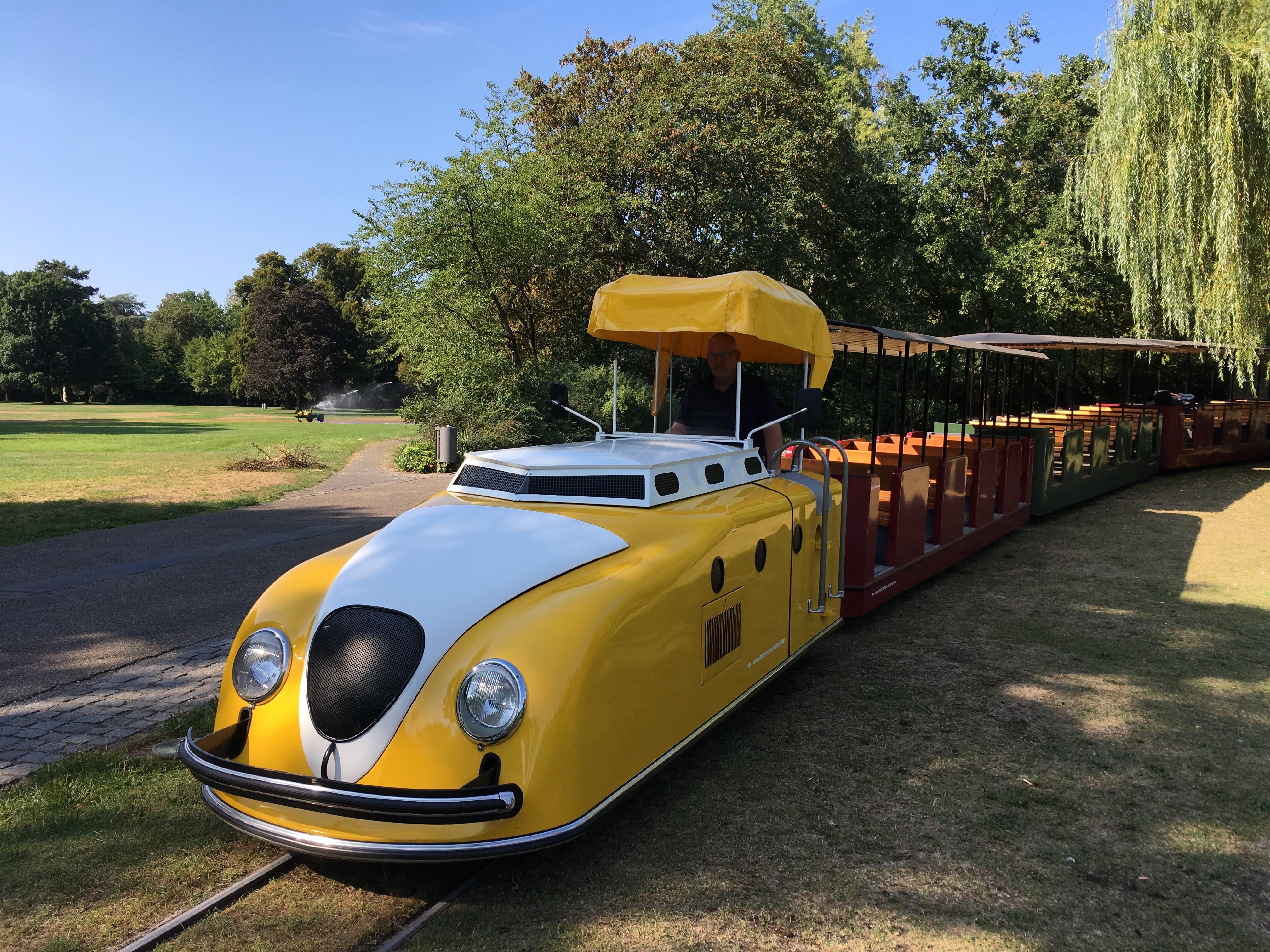 Einsteigen bitte: Die quietsch-gelbe „Porsche-Lok“ der Verkehrsbetriebe dreht wieder ihre Runden auf der Schlossgartenbahn in Karlsruhe.