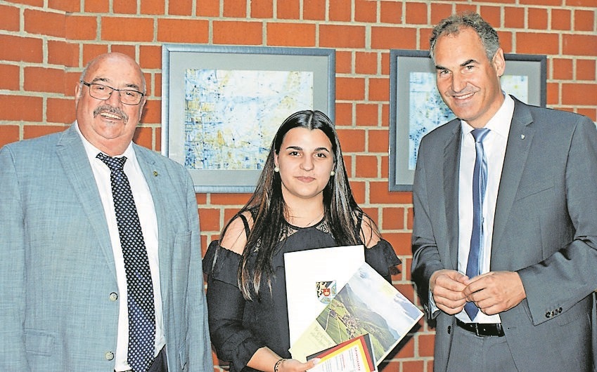 Jessica Carolina Gomes Araujo bekam von Kreisbeigeordnetem Helmut Geißer (li.) und Landrat Dietmar Seefeldt die Einbürgerungsurkunde überreicht.