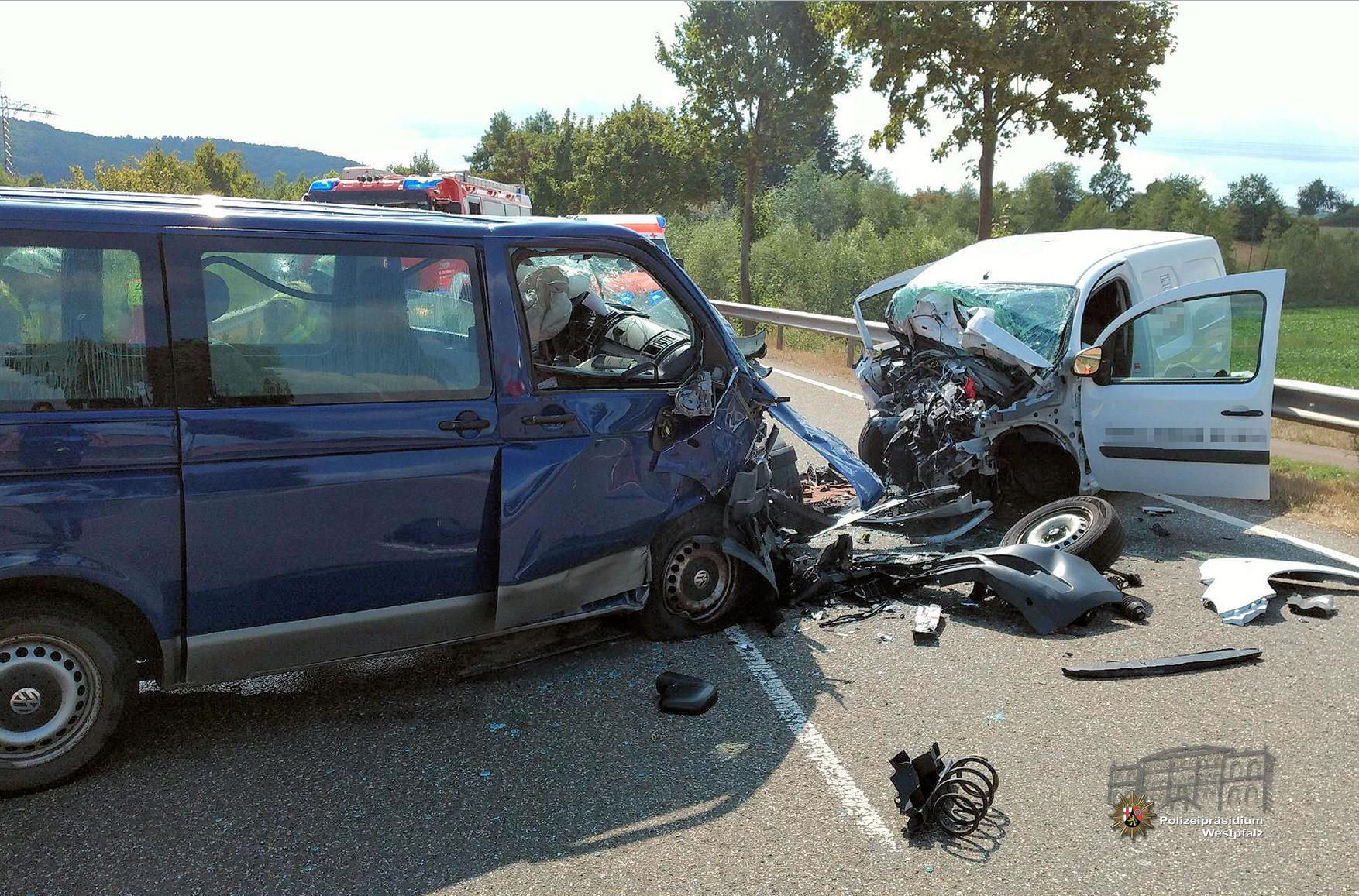 Der VW-Bus und der Mercedes-Transporter krachten auf der B48 aus ungeklärter Ursache frontal aufeinander. Beide Fahrer wurden schwer verletzt.
