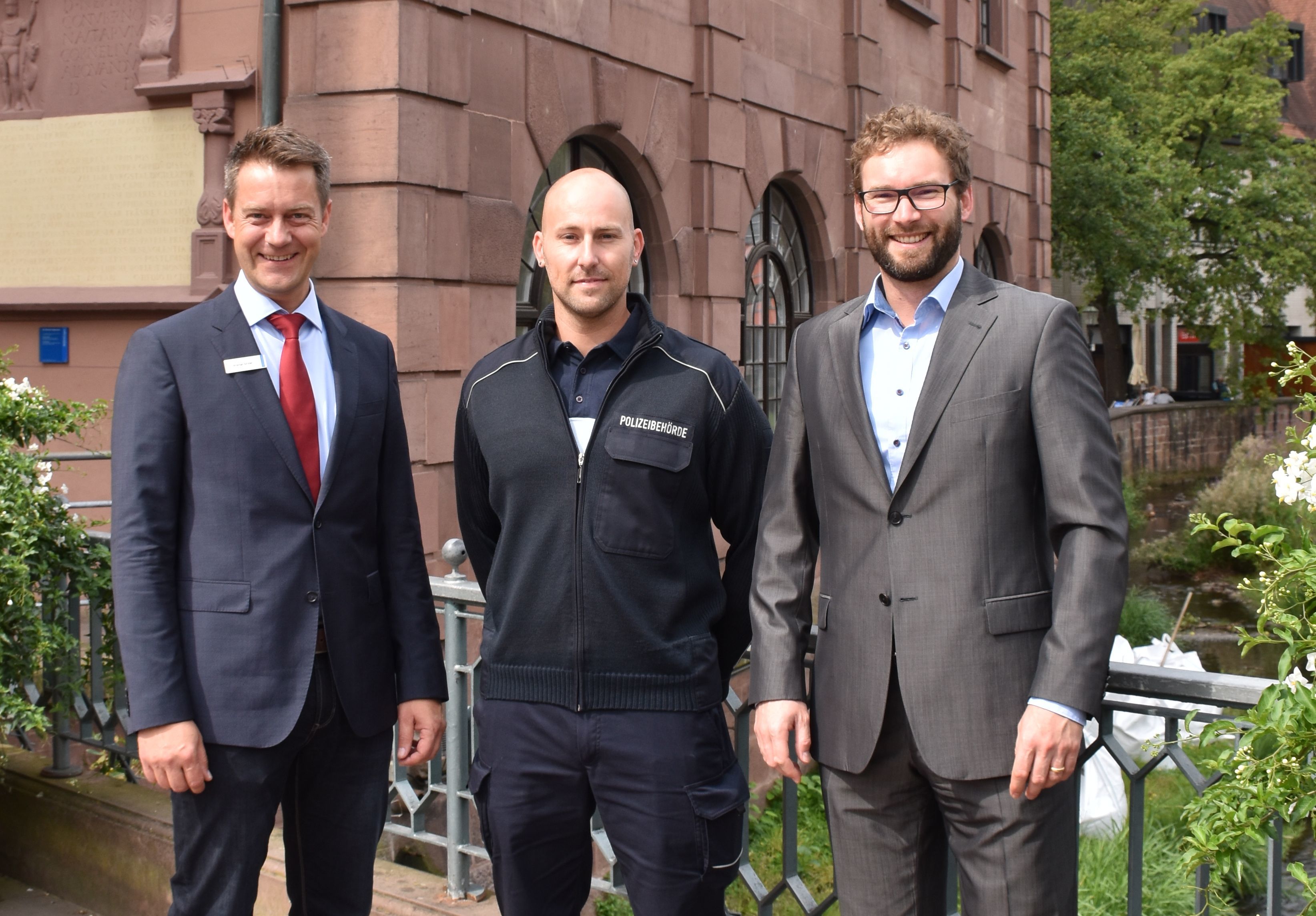 Der Neue beim "KOD": Florian Koch verstärkt seit 1. August den Kommunalen Ordnungsdienst in Ettlingen: Bürgermeister Dr. Moritz Heidecker (re.) hieß zusammen mit Ordnungs- und Sozialamtsleiter Kristian Sitzler Koch im Team willkommen.