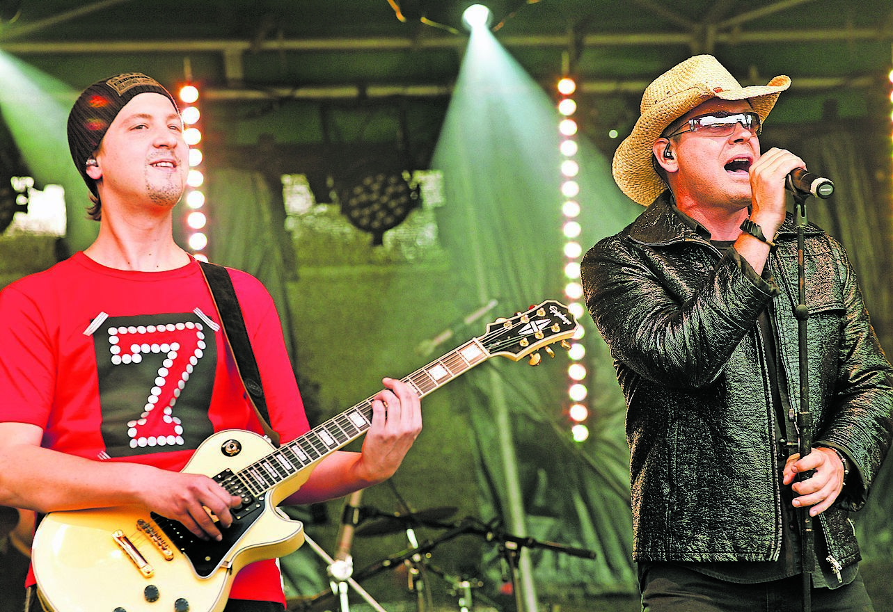Gitarrenriffs auf der Lemberger Burg: "beauU2ful" hat sich dem Sound von U2 verschrieben. Foto: ps